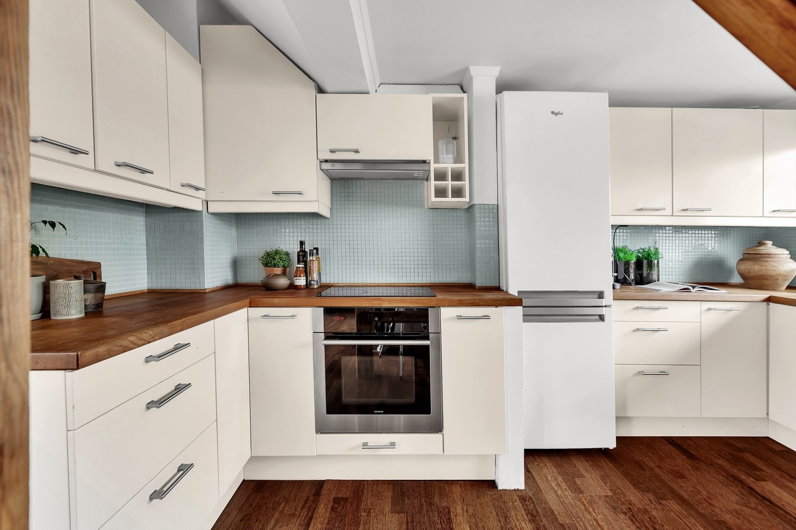 Sjenerøs benk- og skapplass gjør matlagingen en fryd. Galleribilde