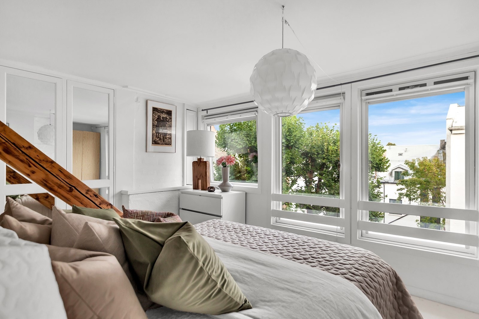 Her har du store vindusflater ut mot rolig bakgård. Galleribilde