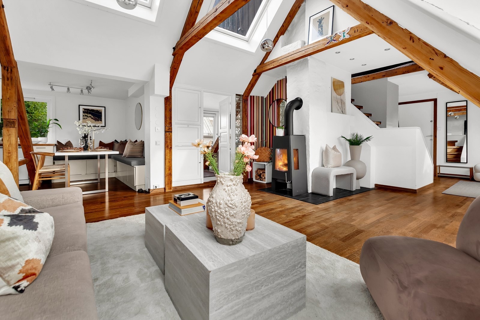 Toppleiligheten går over to plan, har sjarmfulle detaljer som eksponerte originale trebjelker og utsikt over fjorden. Galleribilde