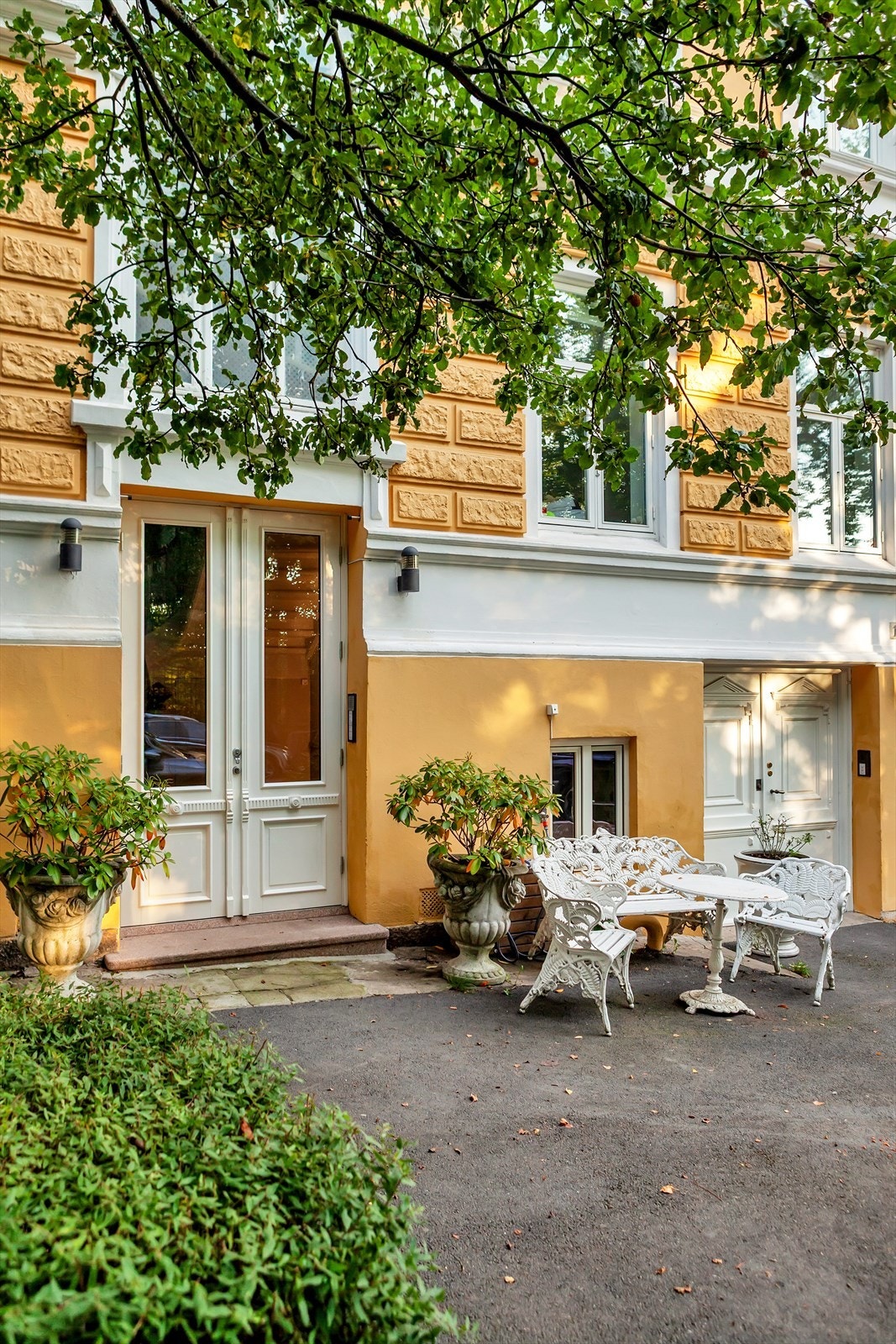 Fellesarealer med flotte sittegrupper og beplantning. Galleribilde