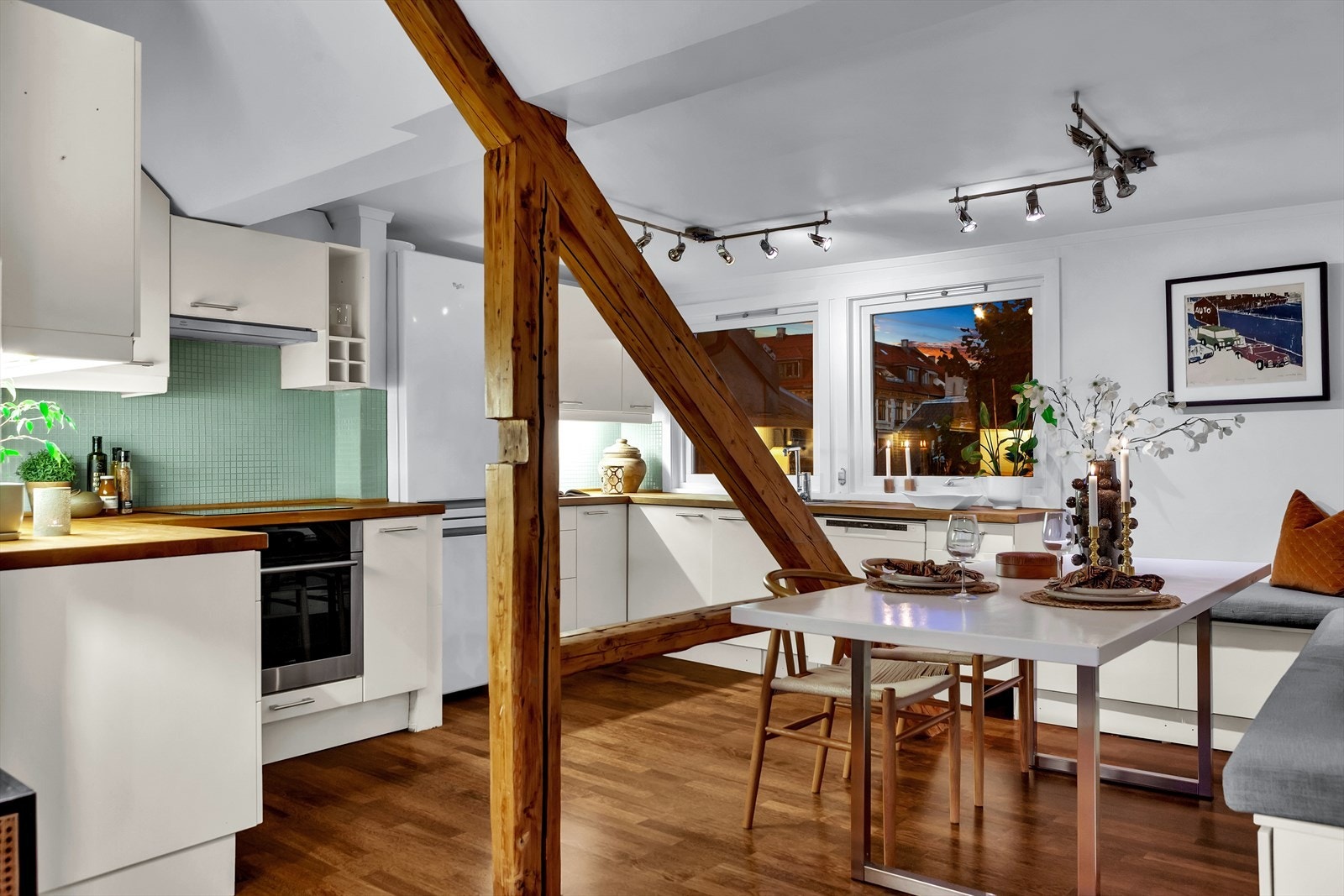 Oppholdsrommet har en åpen stue/kjøkkenløsning som gir en sosial og innbydende atmosfære. Galleribilde