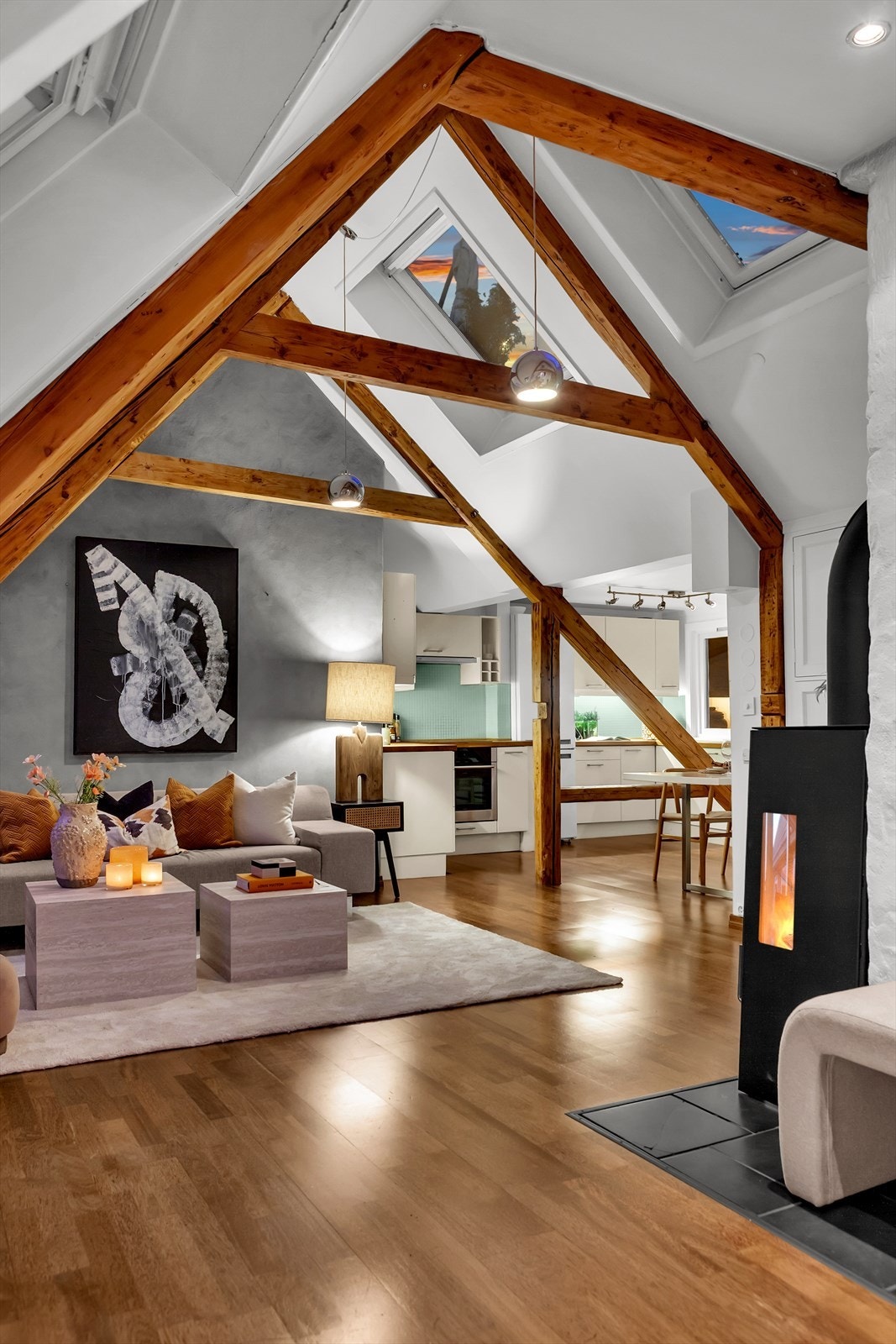 Gulvet i stuen er lagt i parkett, med unntak av fliser rundt peisovnen. Galleribilde