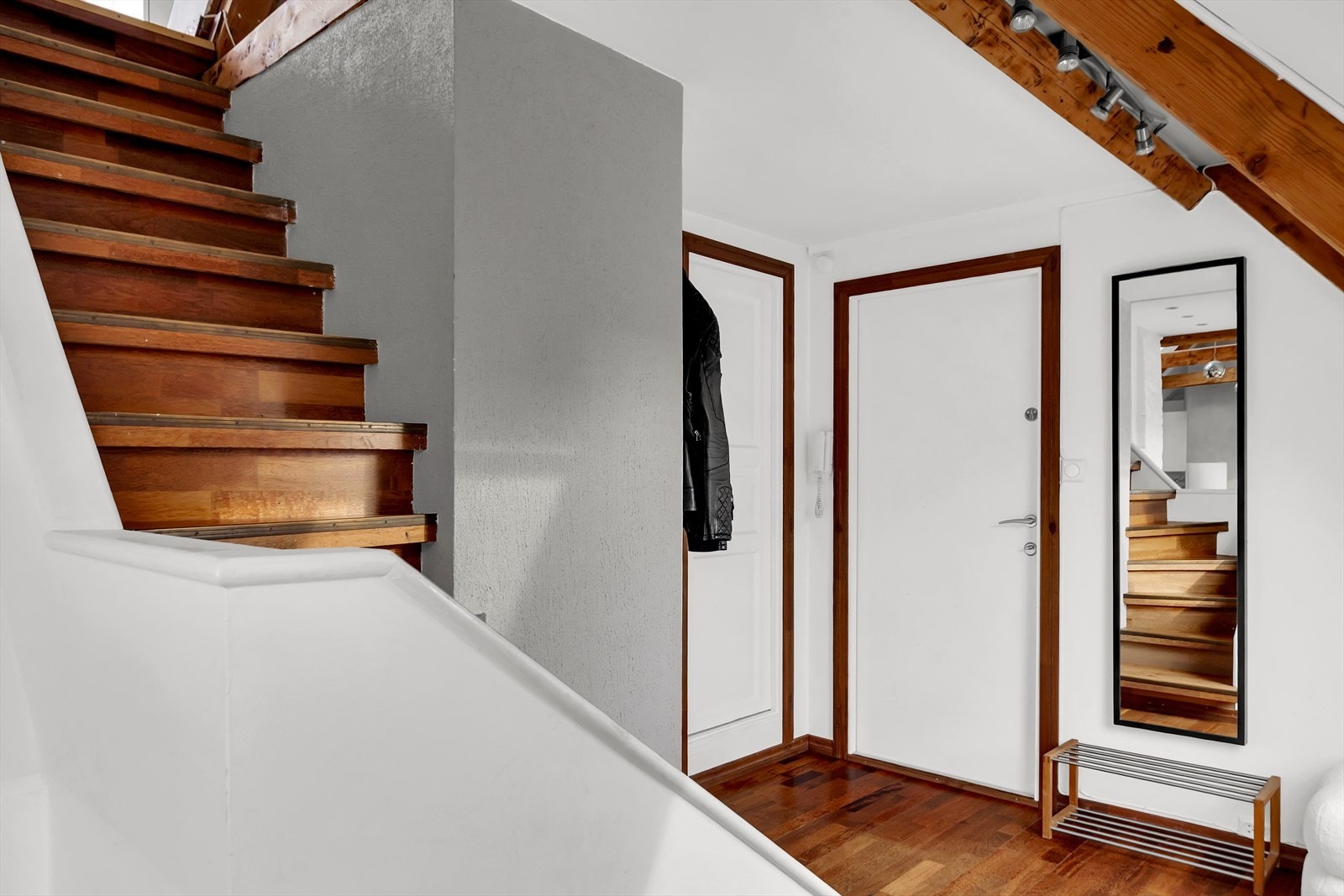 Entréen er utstyrt med dørcallingssystem som gjør det enkelt å slippe inn gjester fra gateplan. Galleribilde