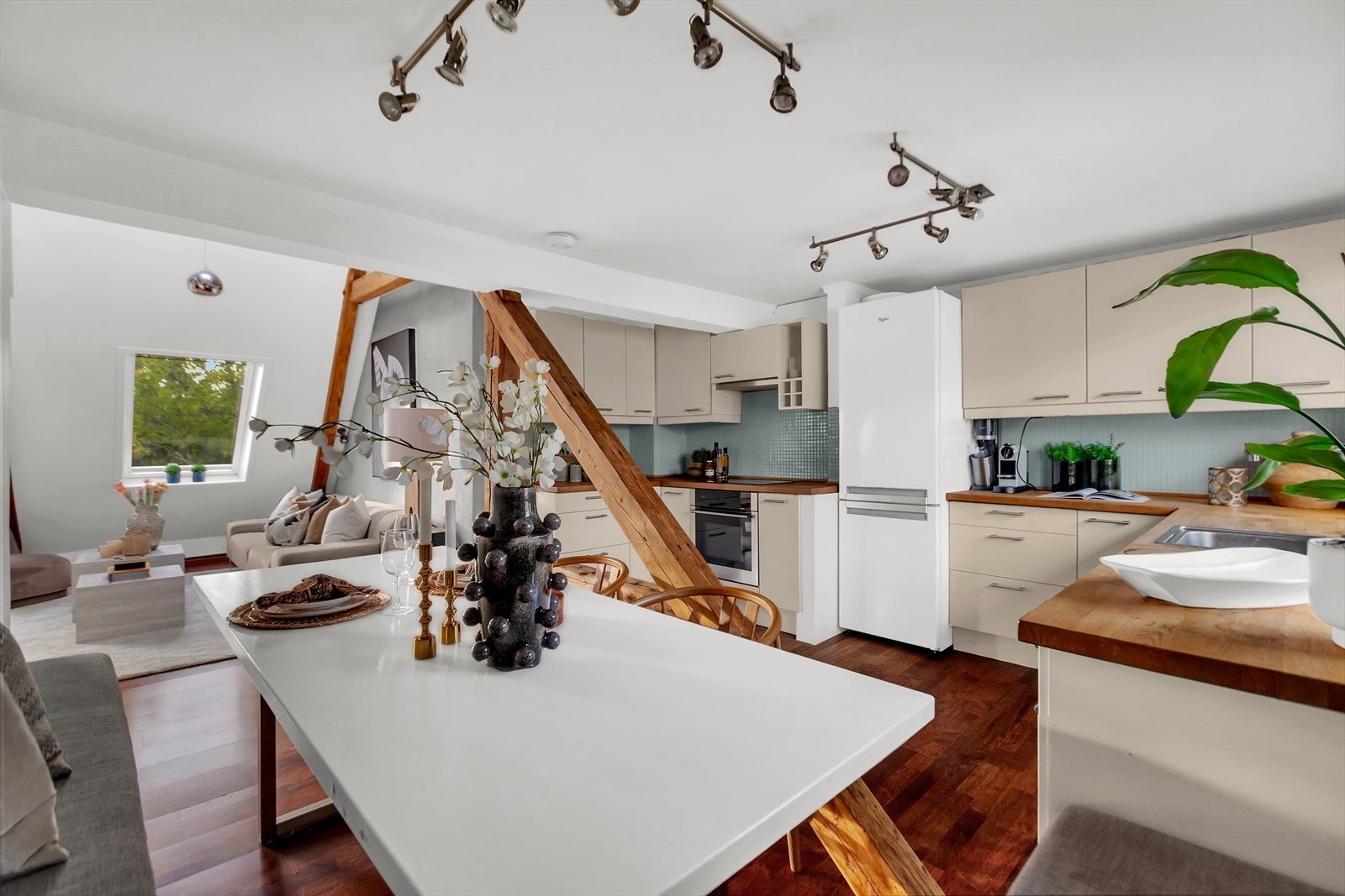 Det er god plass til spisebord på kjøkkenet/spisestue. Galleribilde