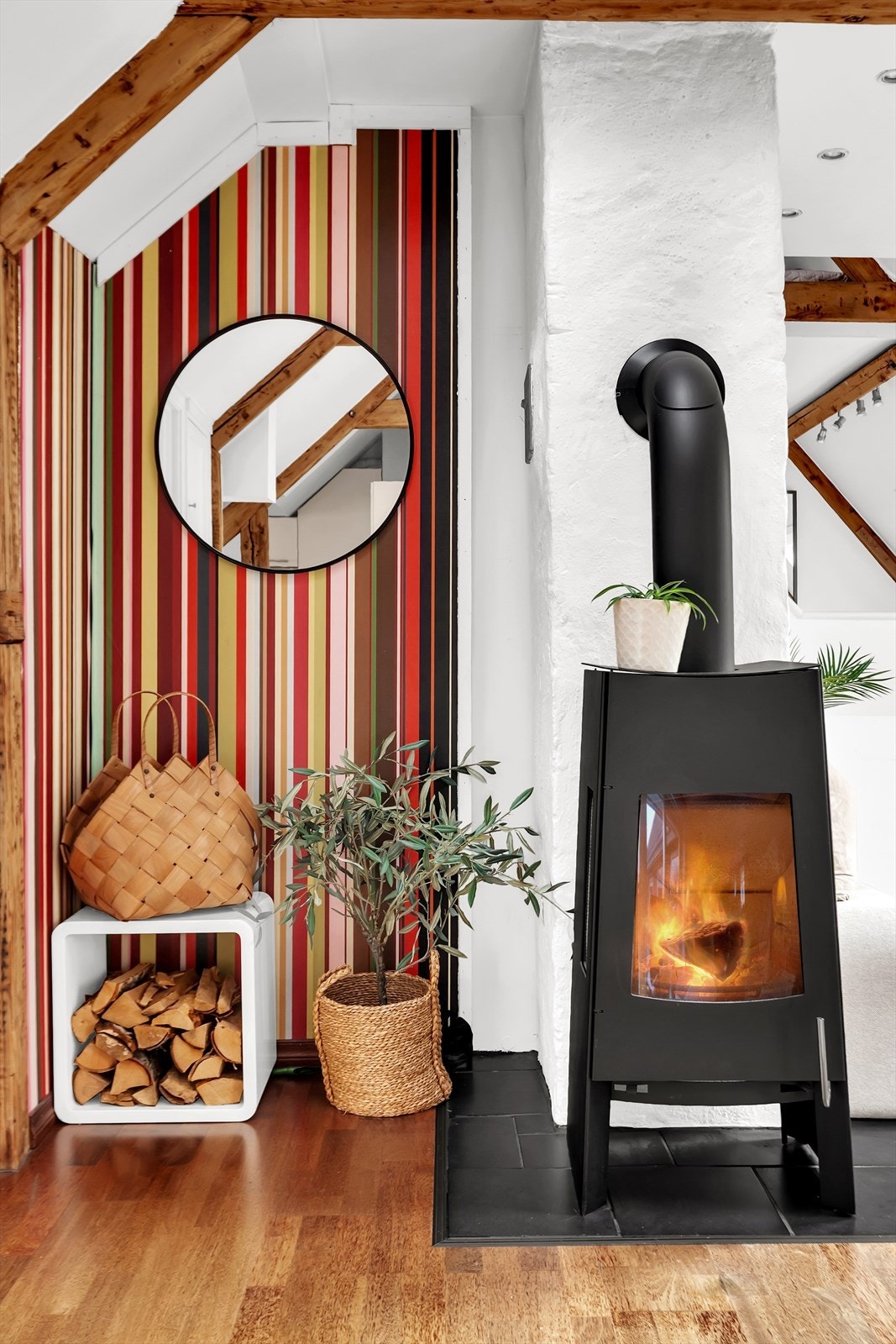 Frittstående peisovn med vedfyring i stue - Perfekt til kjølige vinterdager! Galleribilde