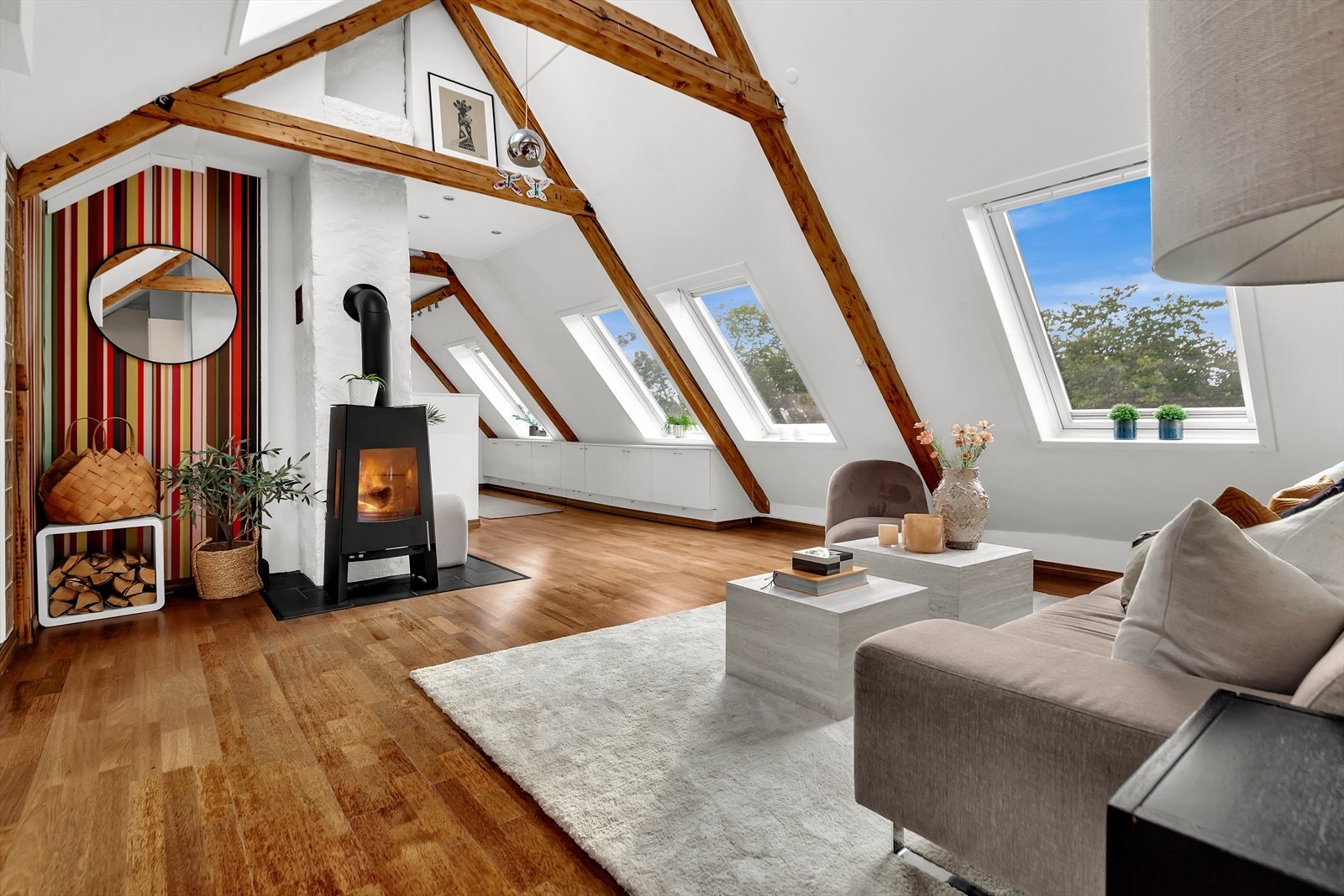 Boligen ligger sentral og attraktivt til på Skarpsno/Skillebekk, med kort vei til dagligvarehandel, bakeri og kollektivtransport. Galleribilde