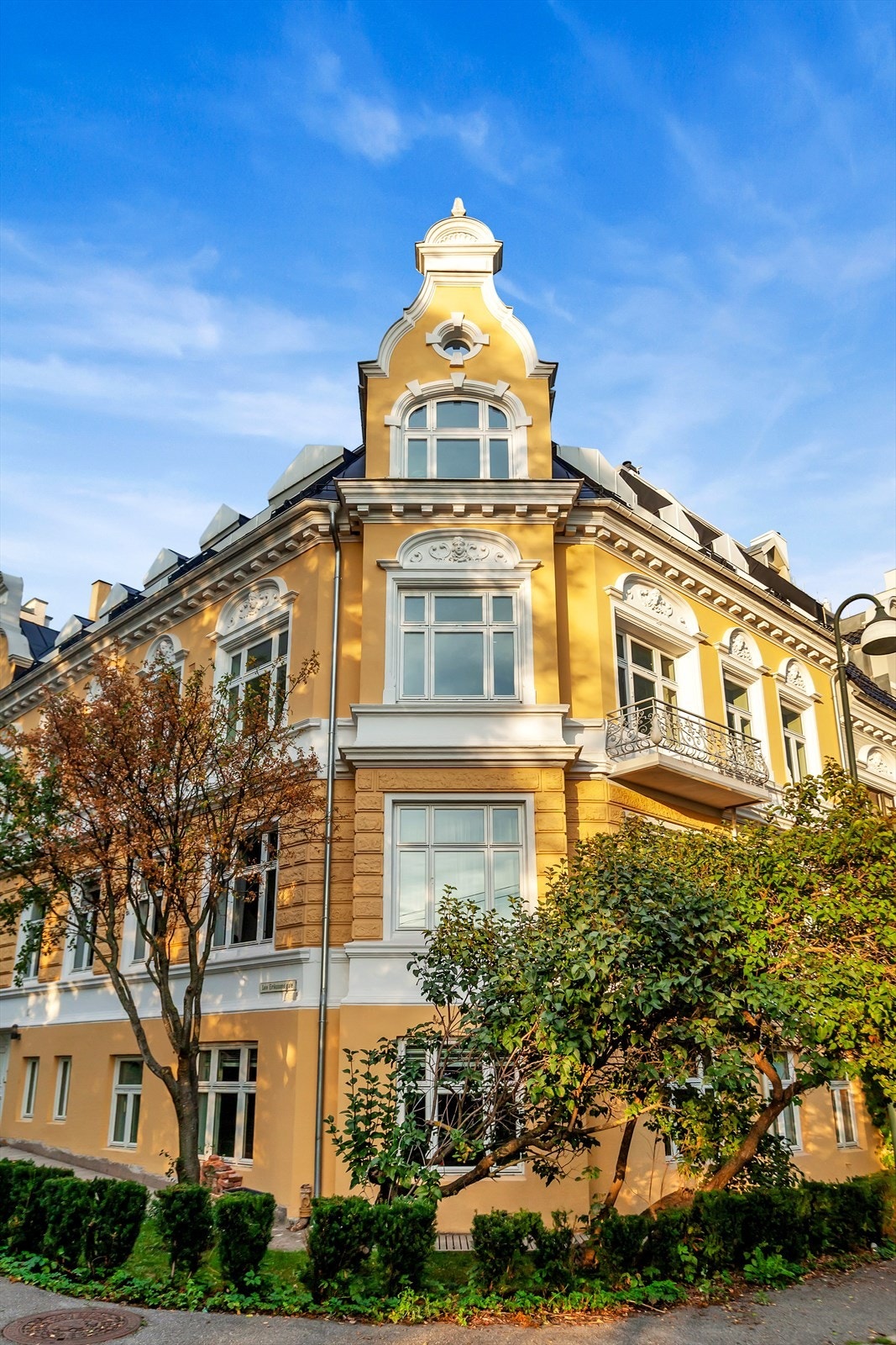 Bygården er fra 1897 og er tegnet av den anerkjente arkitekten Ivar Cock. Galleribilde