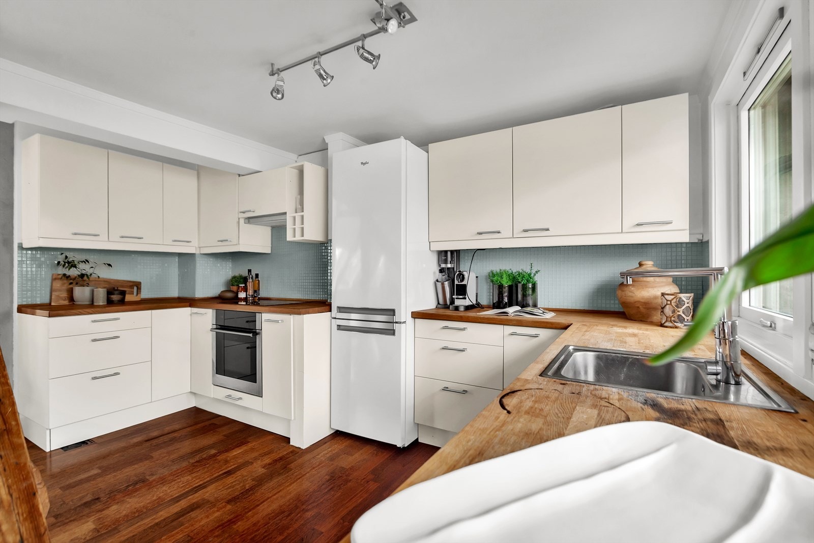 Her er det god plass til alt du trenger av kjøkkenutstyr! Galleribilde