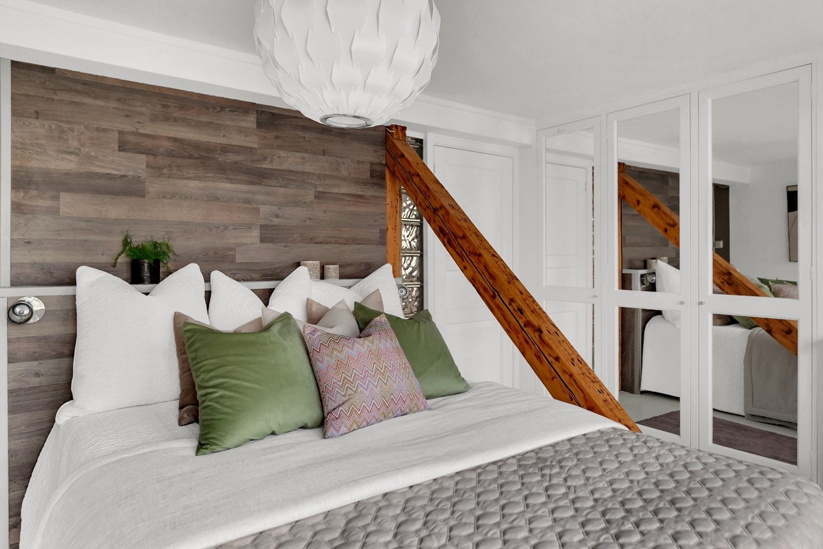 Soverommet har plassbygd garderobeskap med speilfronter med god oppbevaringsplass. Galleribilde