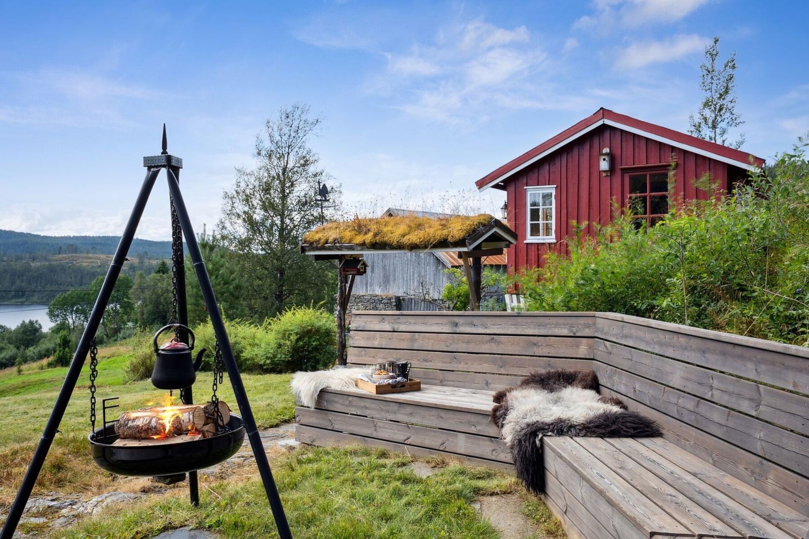 Nydelige uteplasser med god boltreplass for både store og små. Galleribilde