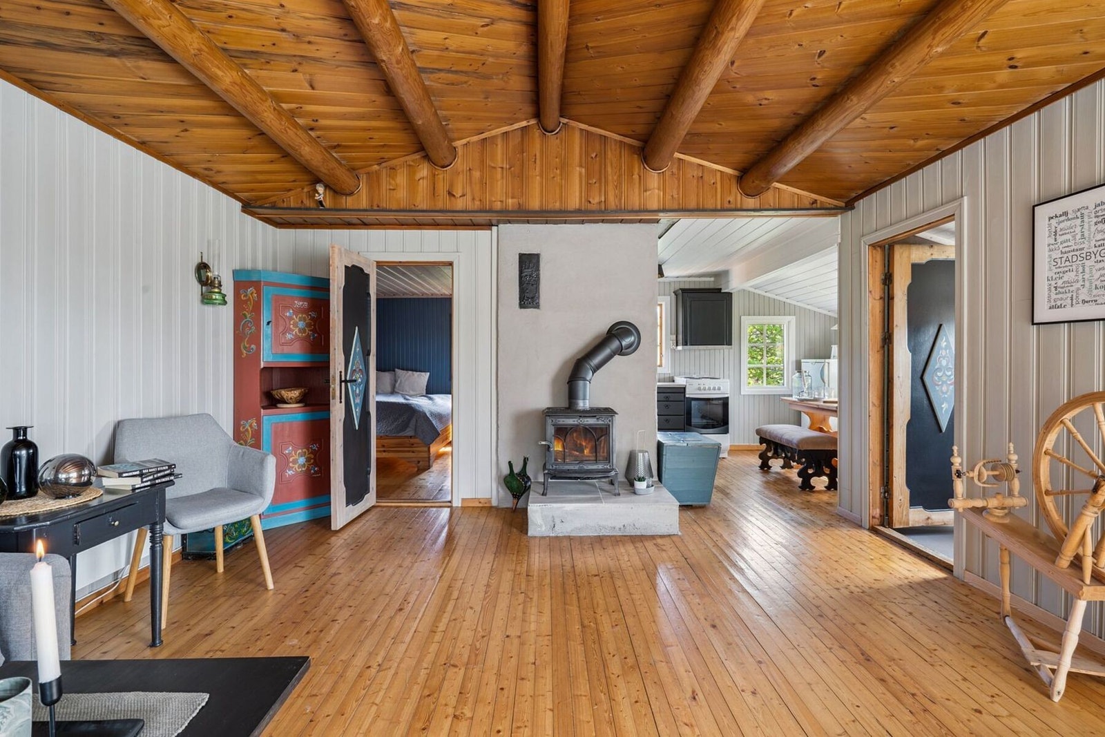 Hytta oppvarmes med vedfyring som gir en lun og behagelig varme. Galleribilde