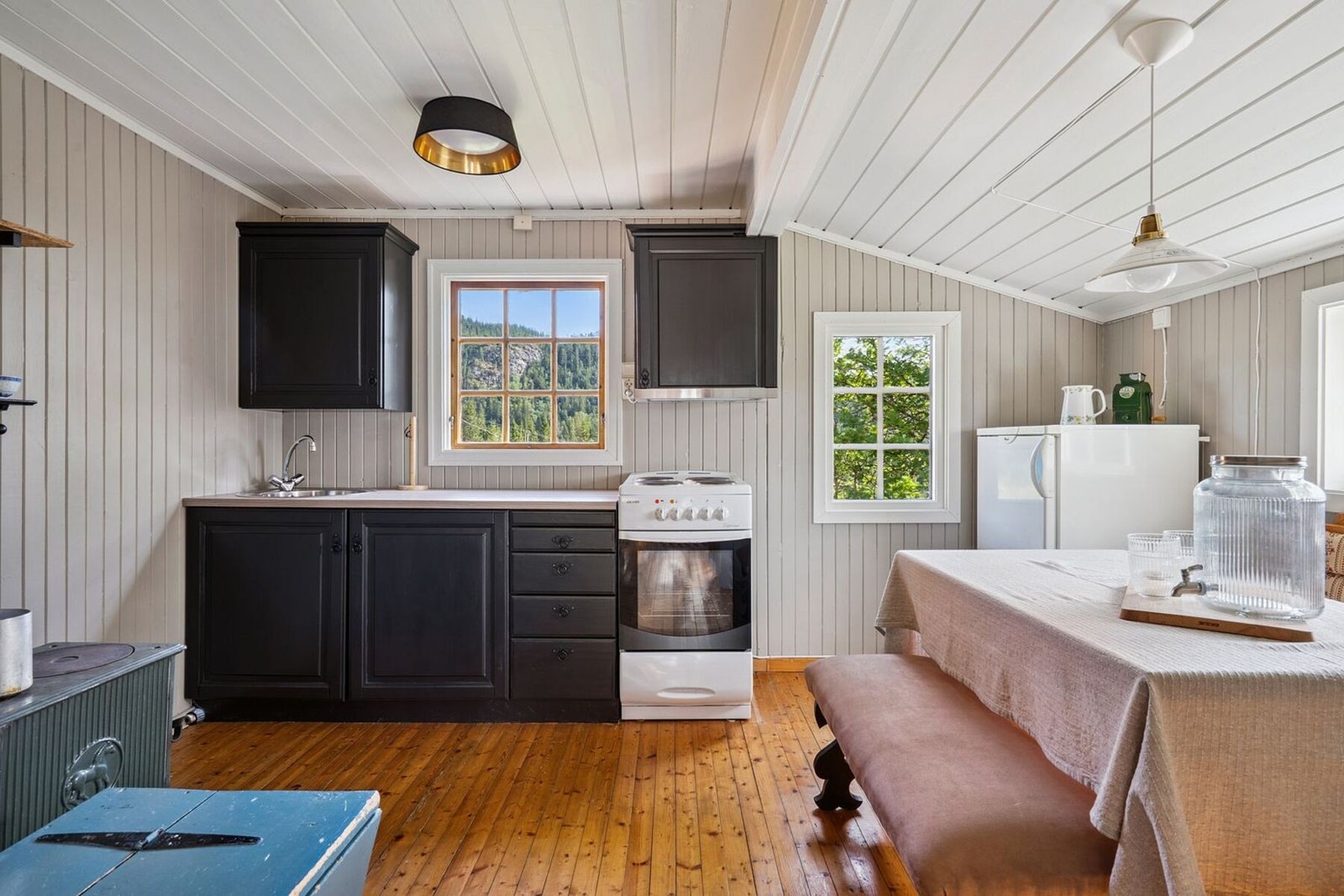 Pent, funksjonelt kjøkken som måler gode 10 kvadratmeter. Galleribilde