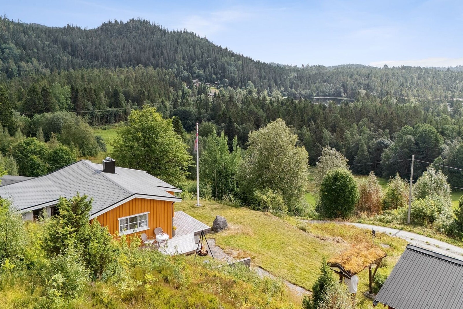 En sjarmerende og innholdsrik hytte med et tomteareal på hele 2109 kvadratmeter. Galleribilde