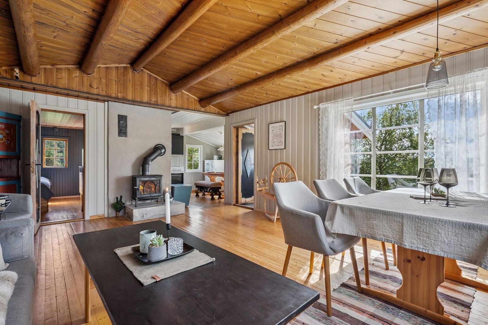 Klassisk, sjarmerende stue med et areal på gode 22,5 kvadratmeter. Galleribilde