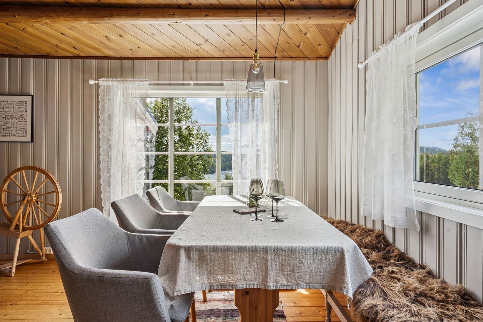 Flere av hyttas vinduer ble skiftet ut i 2021, samtidig som det ble lagt nytt tak. Her kan du nyte fantastisk utsikt mot frodige uteområder. Galleribilde