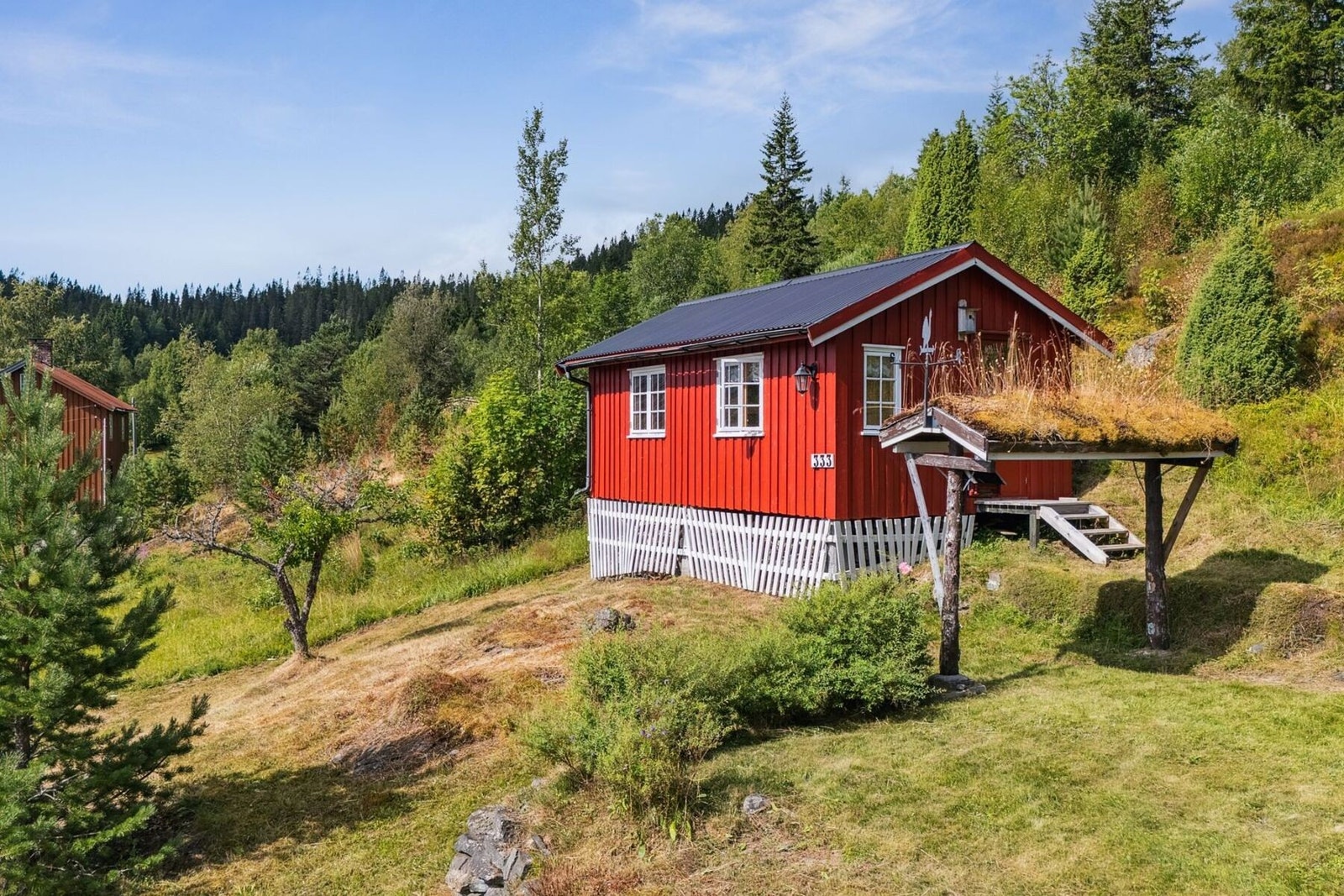 Hytta disponerer to uthus. Det ene benyttes som et anneks, mens det andre uthuset har to boder samt en utedo. Galleribilde