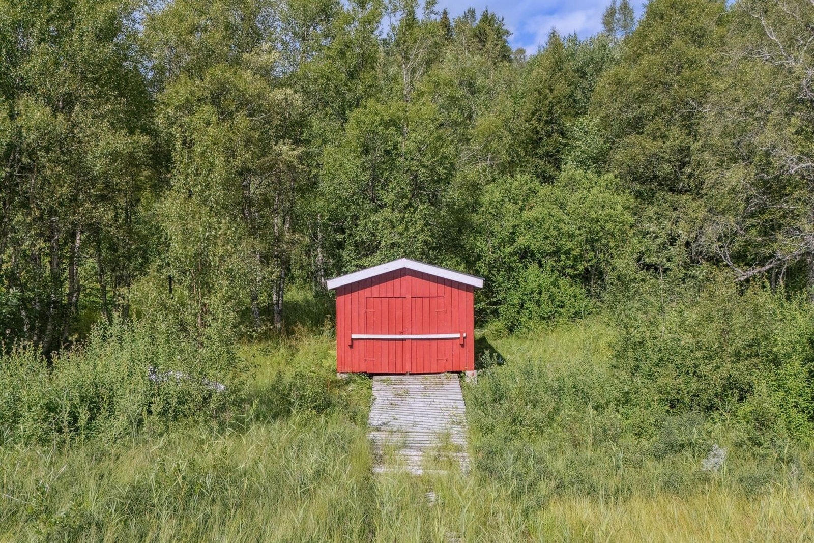 Hytta disponerer også eget naust ved vannet. Velkommen til hyggelig visning! Galleribilde