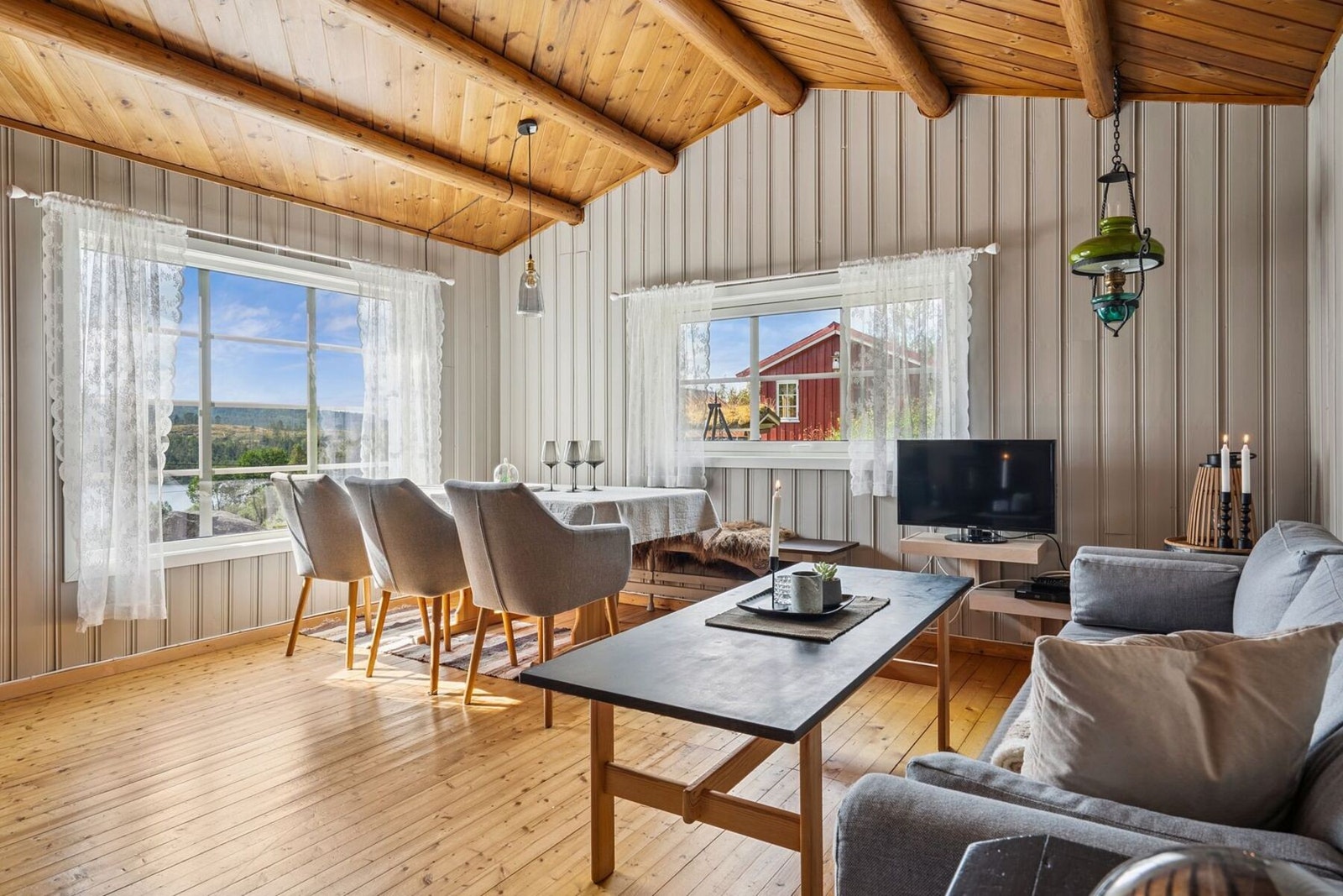 Generøs takhøyde og store vindusflater sikrer en luftig og lys hytteatmosfære. Galleribilde