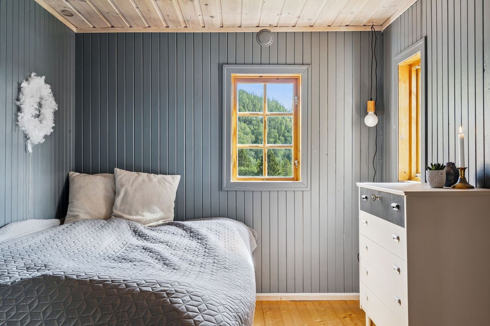 Hytta disponerer til sammen to soverom. Soverom av god størrelse på 8 kvadratmeter. Galleribilde