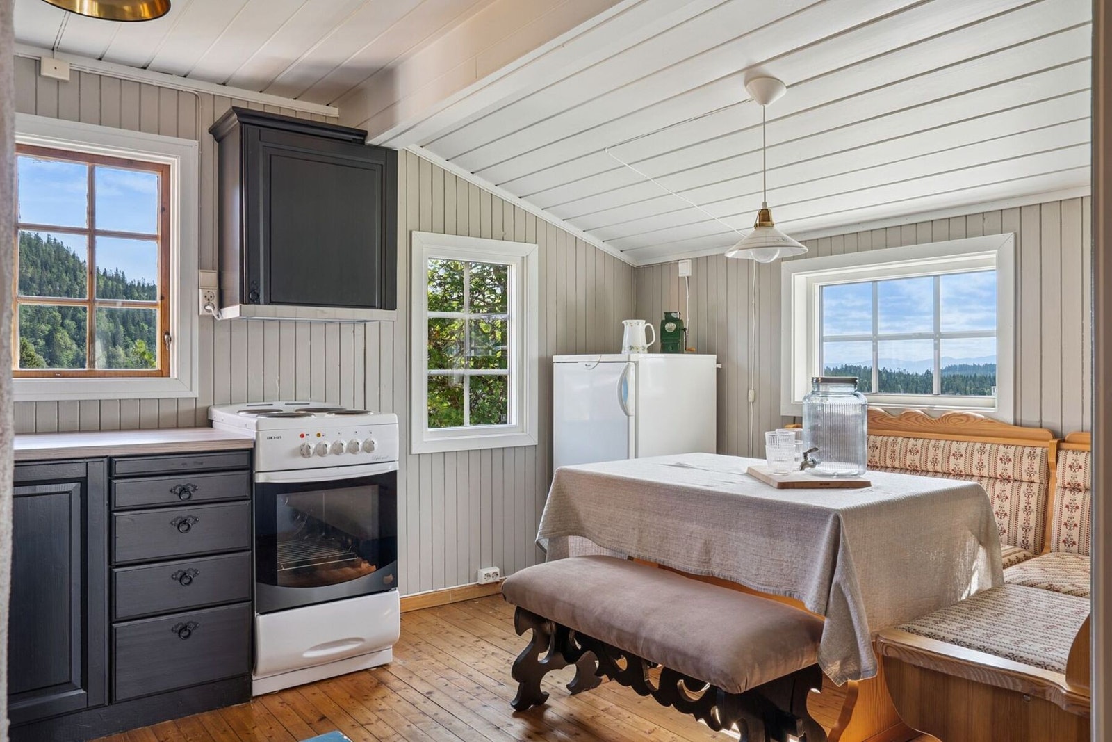 Kjøkkenet er oppgradert de senere år og har fått tilstandsgrad 1 av takstmann. Galleribilde