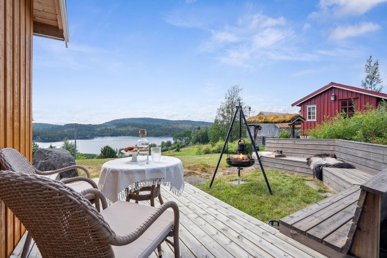 Praktfull beliggenhet med svært solrike uteområder. Terrassen måler gode 17 kvadratmeter og er oppført i 2024. Galleribilde