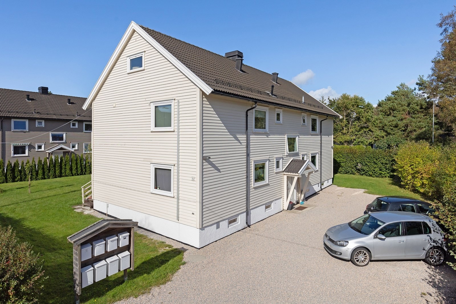 Felles parkeringsplass ved inngangspartiet. Galleribilde