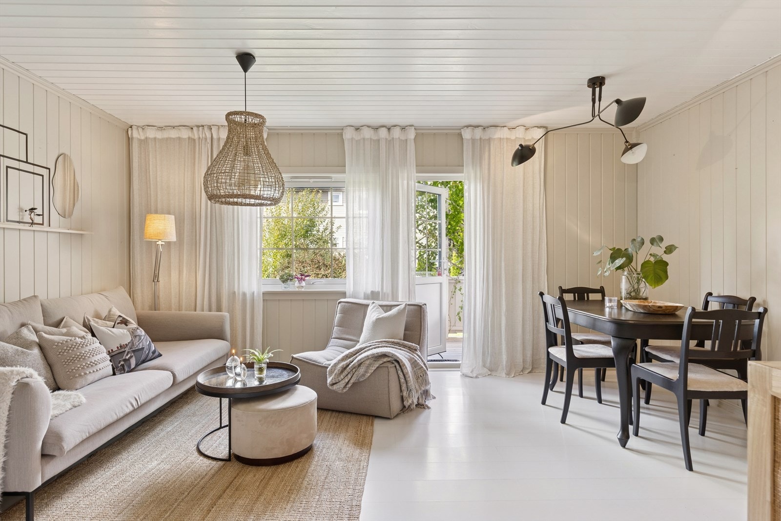 Stue med plass til spise- og tv-stue. Galleribilde