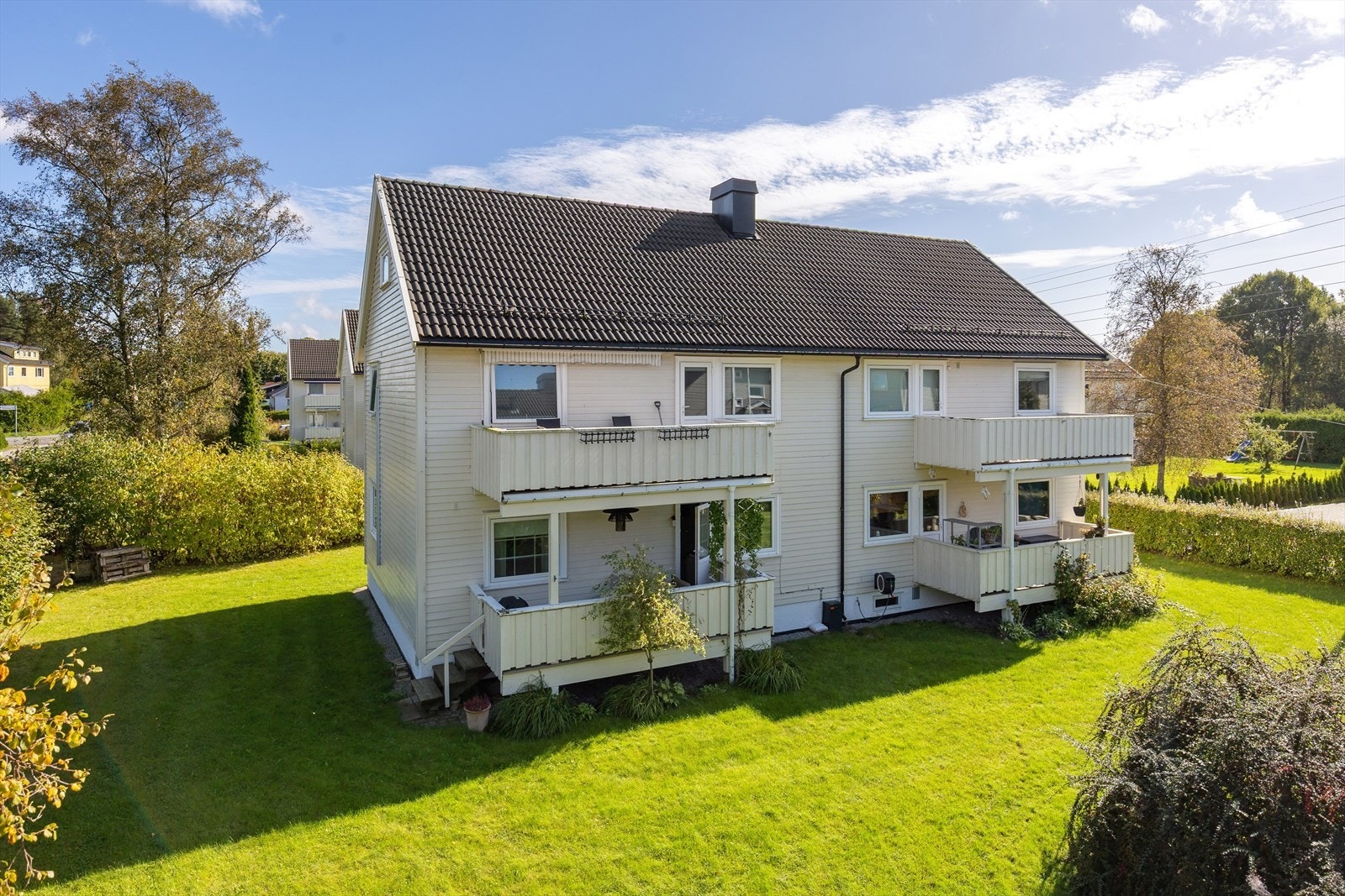 Trivelig og fin beplantning i felles hage og spesielt foran egen balkong. Galleribilde
