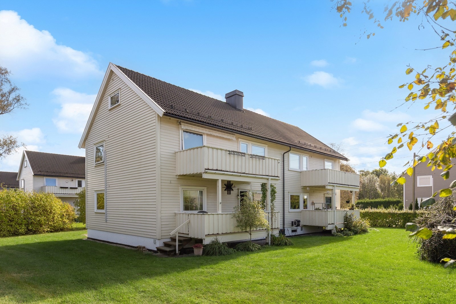 Velkommen til en skikkelig fin bolig! 1. etasje nærmest i bildet. Galleribilde