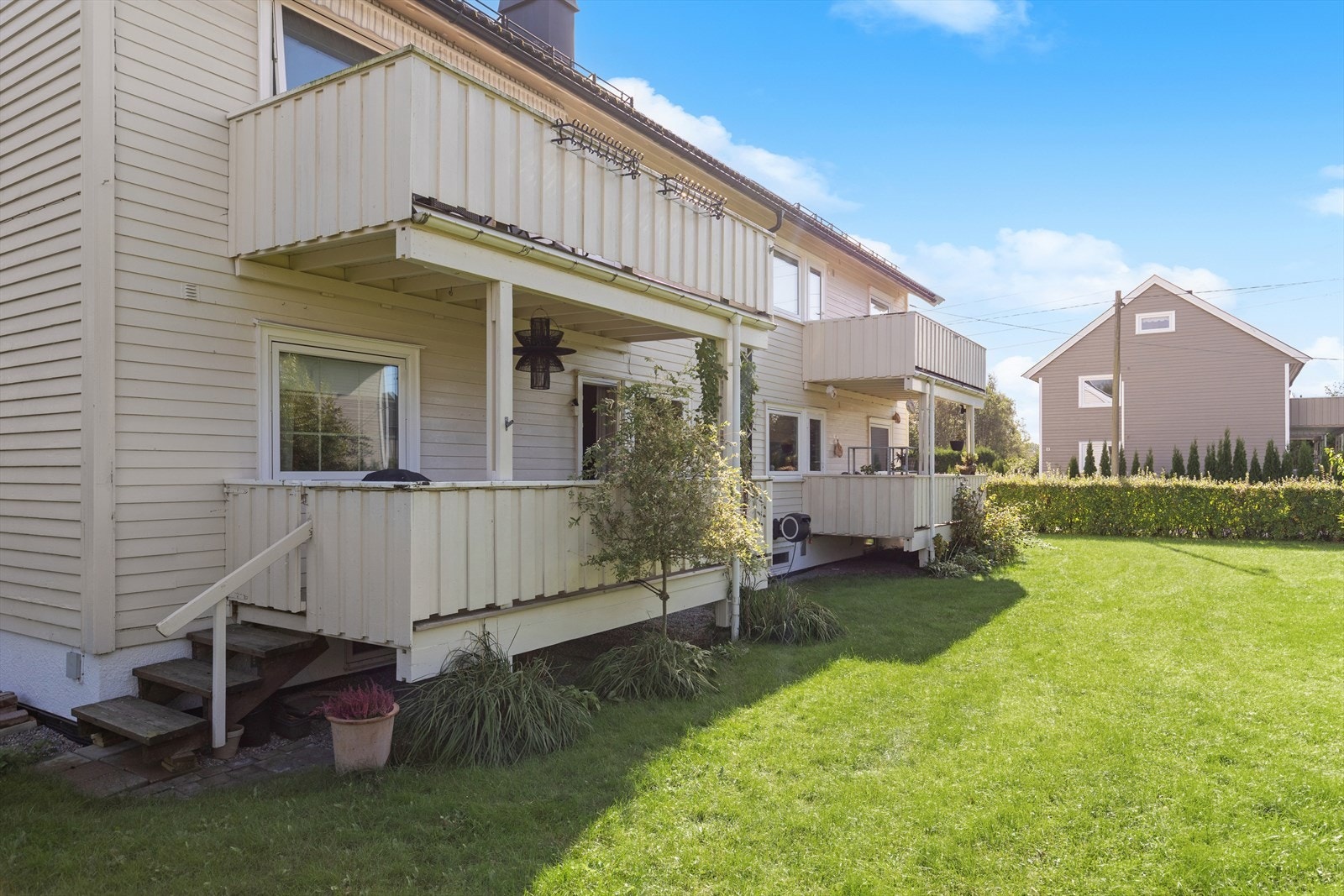 Trappegang ned til hagen og lite innsyn. Galleribilde