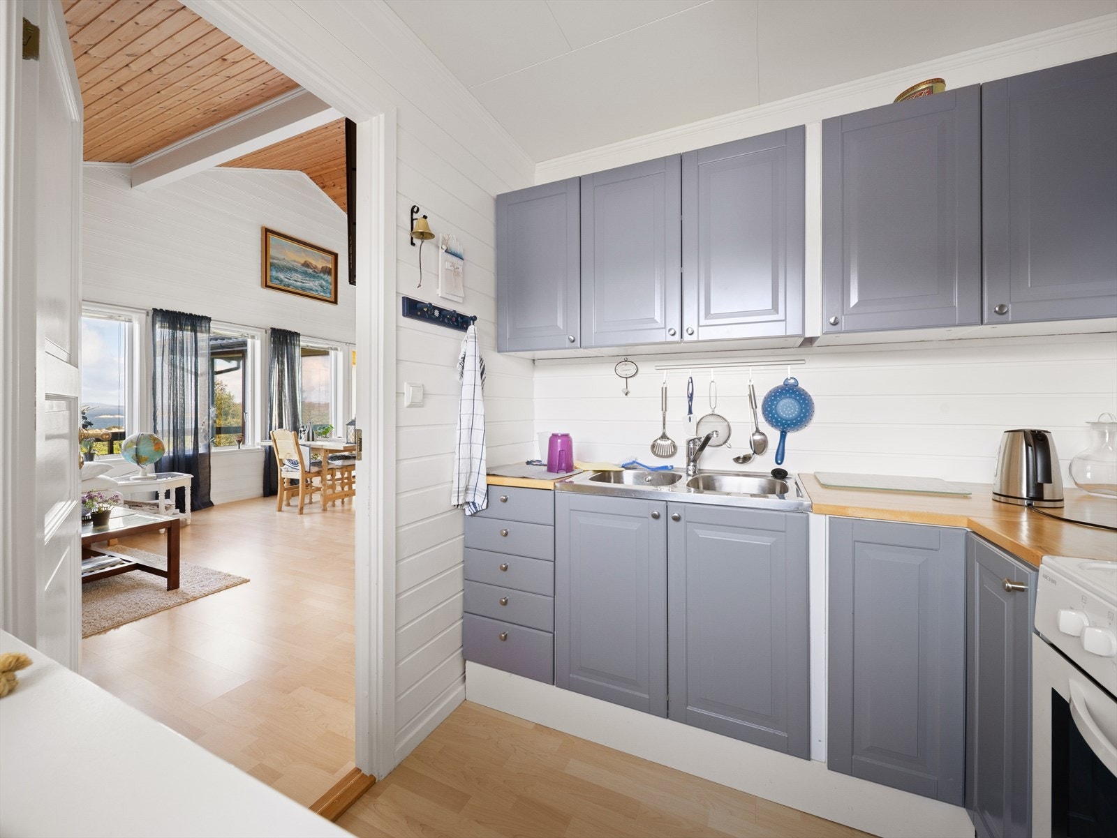 Godt med skap- og benkeplass. Galleribilde