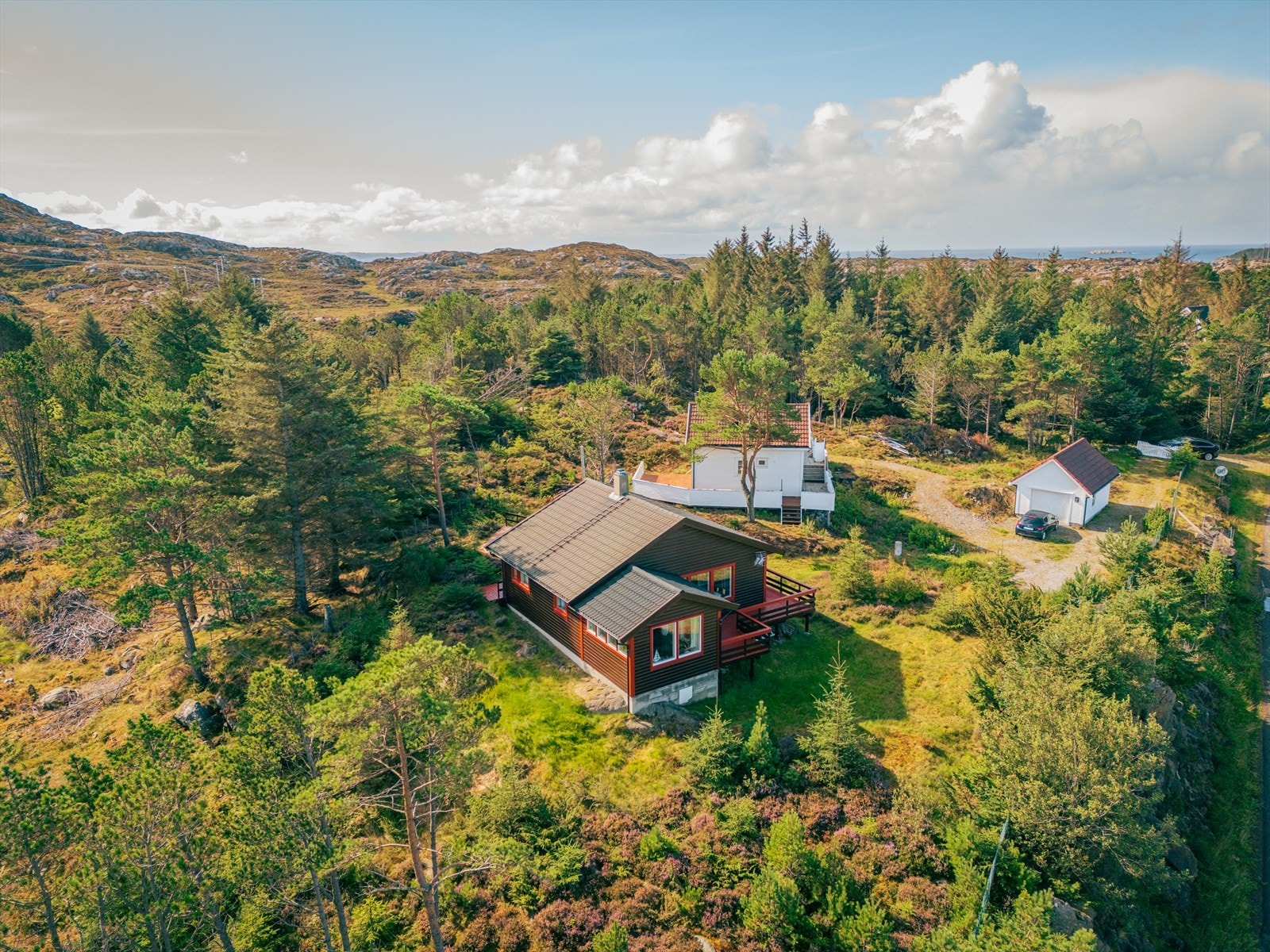 Eiendommen ligger flott til bare noen kilometer fra populære Bekkjarvik hvor det er handlesenter, spisesteder, barneskole/barnehage og idrettsanlegg. Galleribilde