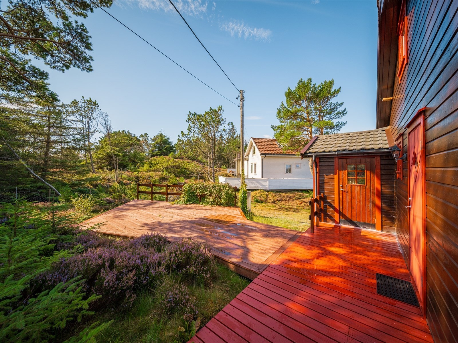 God plass til å innrede med ulike sittegrupper og grill. Galleribilde