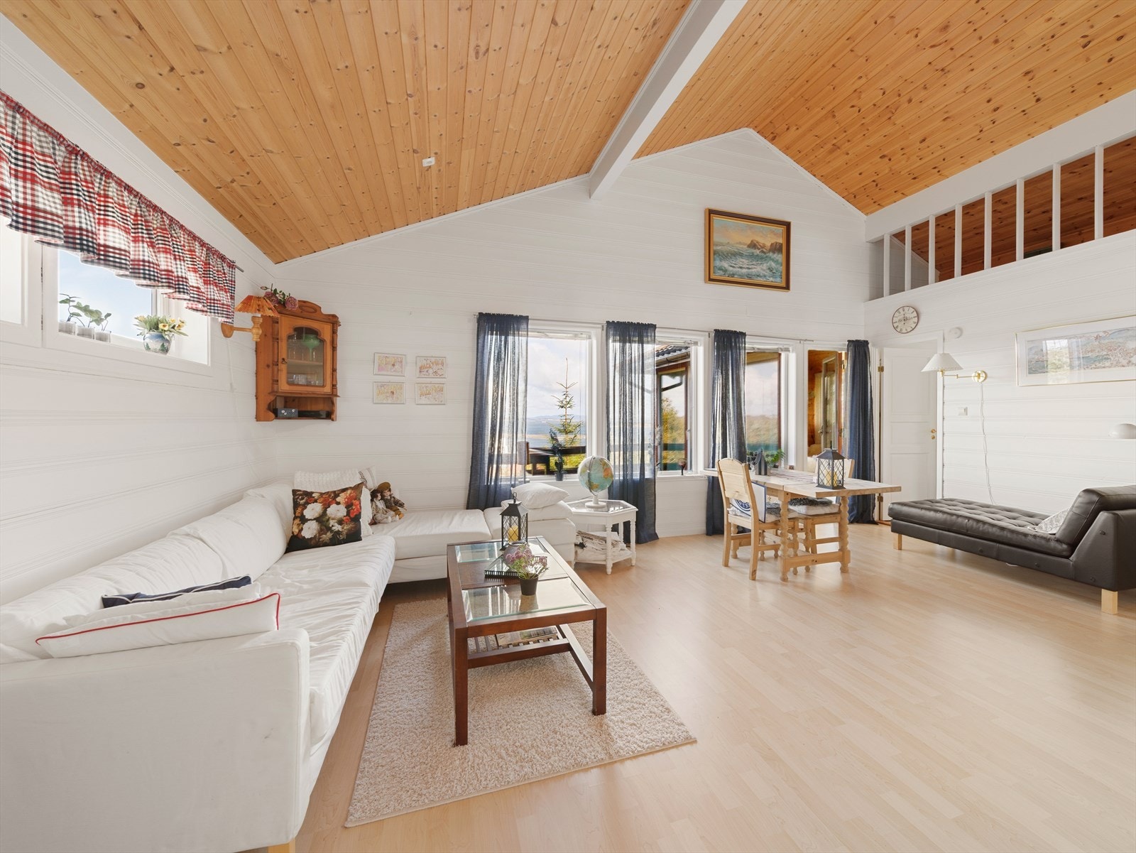 Det første du legger merke til er de store vindusflatene som slipper inn den nydelige utsikten. Galleribilde