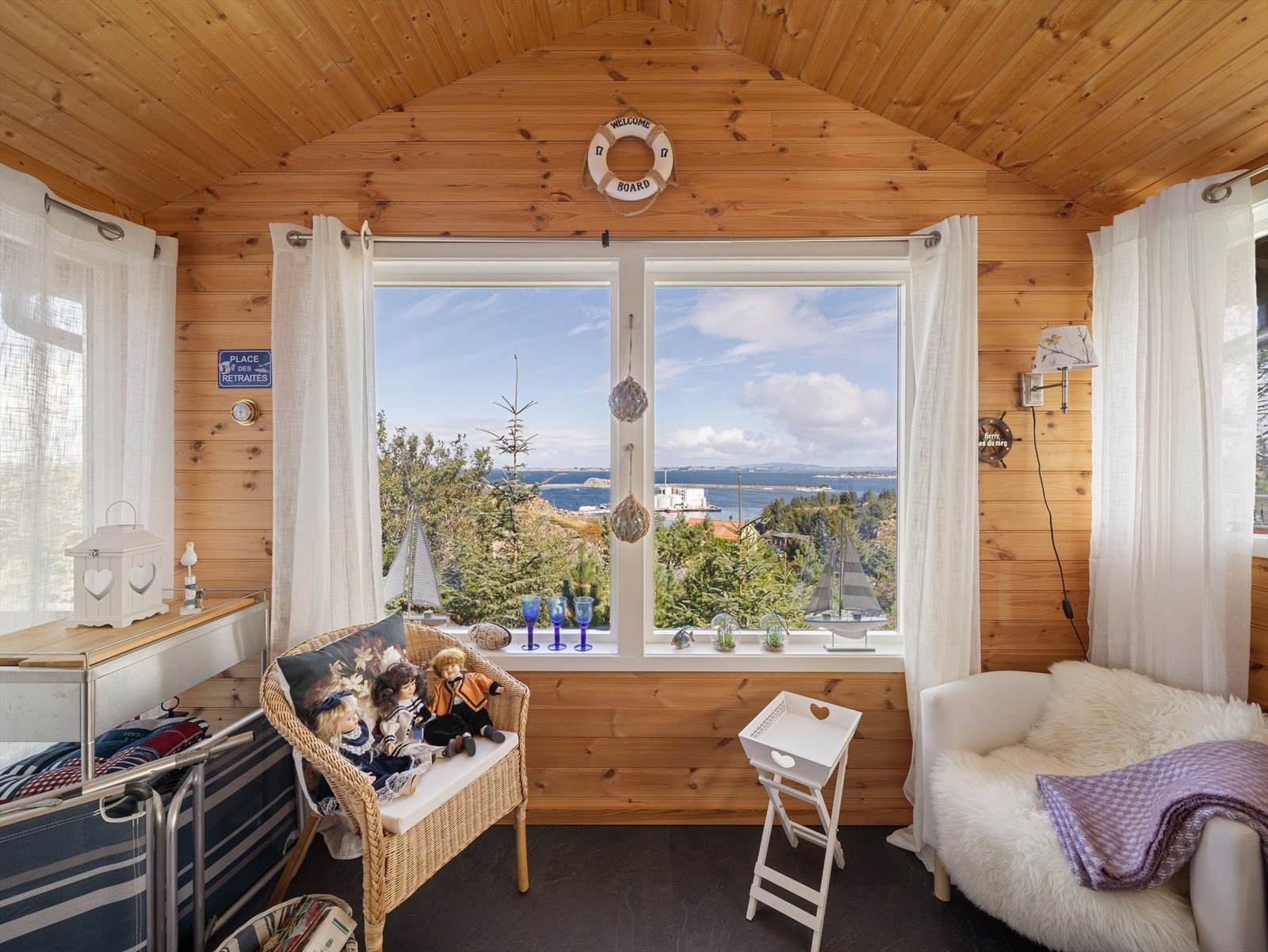 Her er det god plass til en hyggelig sittegruppe hvor du kan nyte den fantastiske utsikten fra. Galleribilde