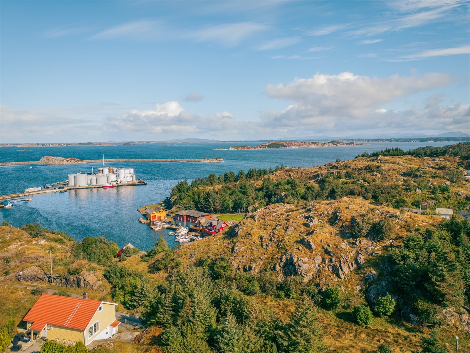 Perfekt beliggenhet for den som ønsker å trekke seg tilbake fra hverdagen og nyte omgivelsene med praktfull natur, men likevel i øyeblikkelig nærhet til Bekkjarvik sentrum. Galleribilde