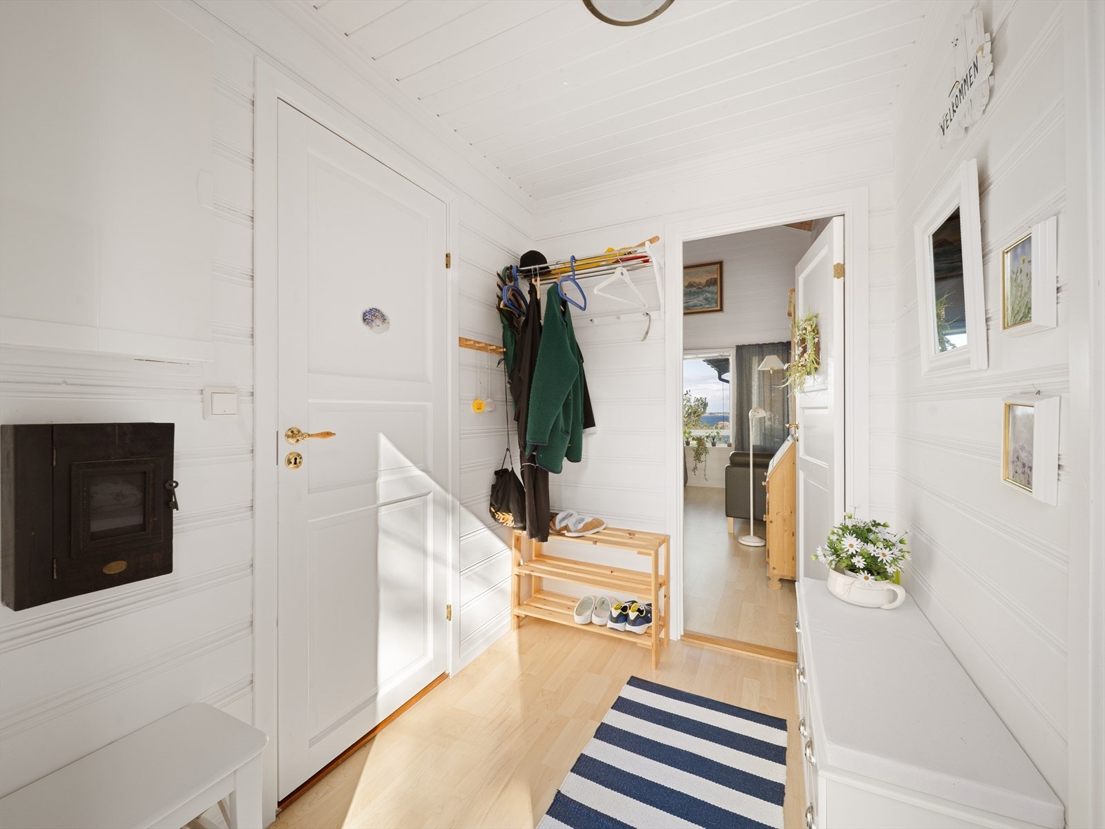 Velkommen inn i en lys og trivelig entrè med plass til å henge fra seg yttertøy og sko. Galleribilde