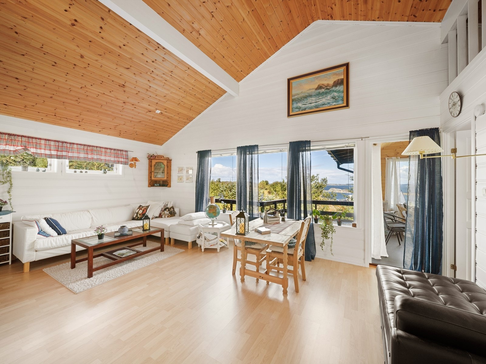 Stuen er romslig og du kan enkelt innrede med både sofagruppe- og spisebord. Galleribilde