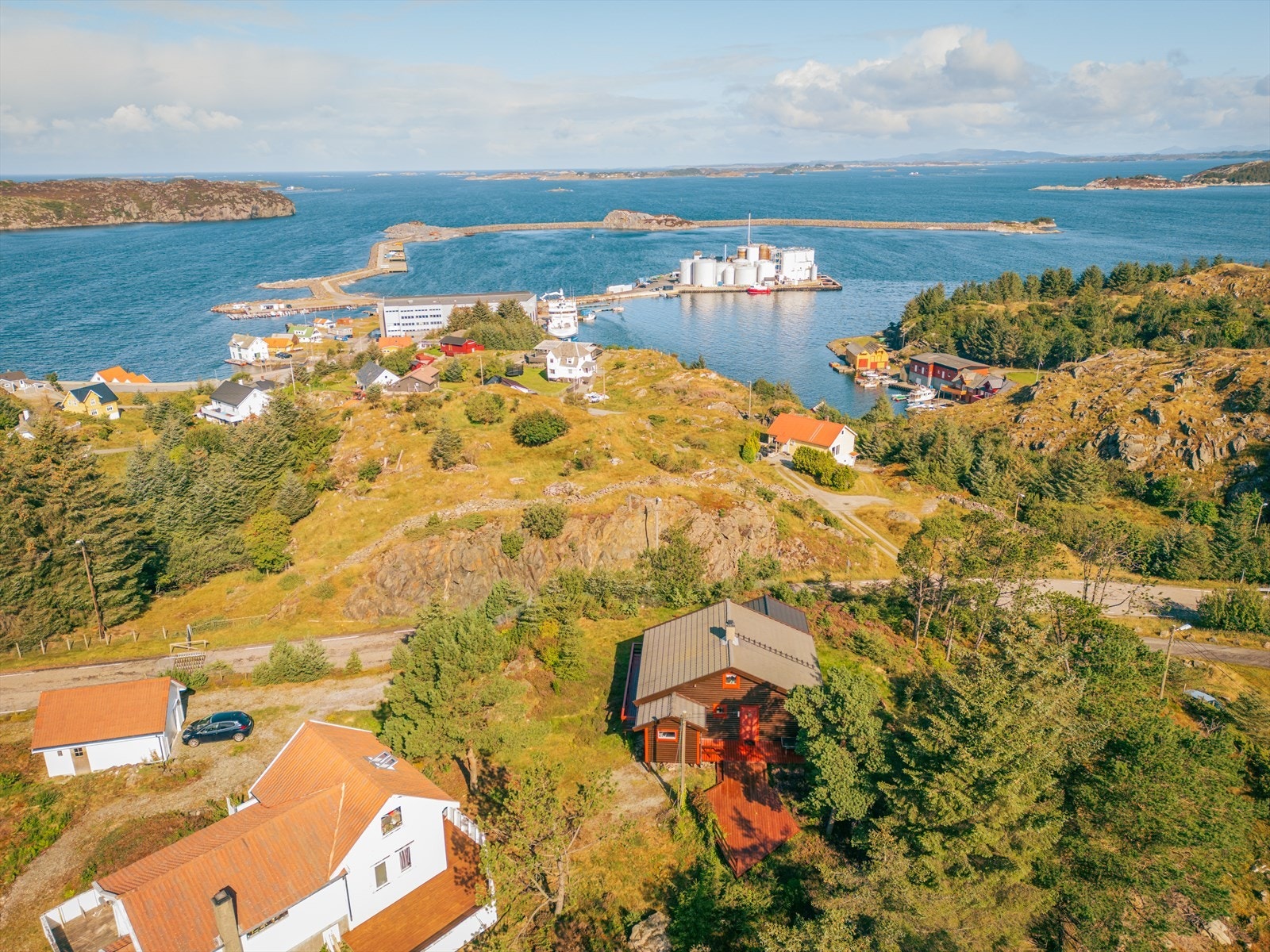 Eiendommen har en fin beliggenhet i landlige omgivelser på Salthella på Selbjørn, like ovenfor fiskerihavnen. Galleribilde