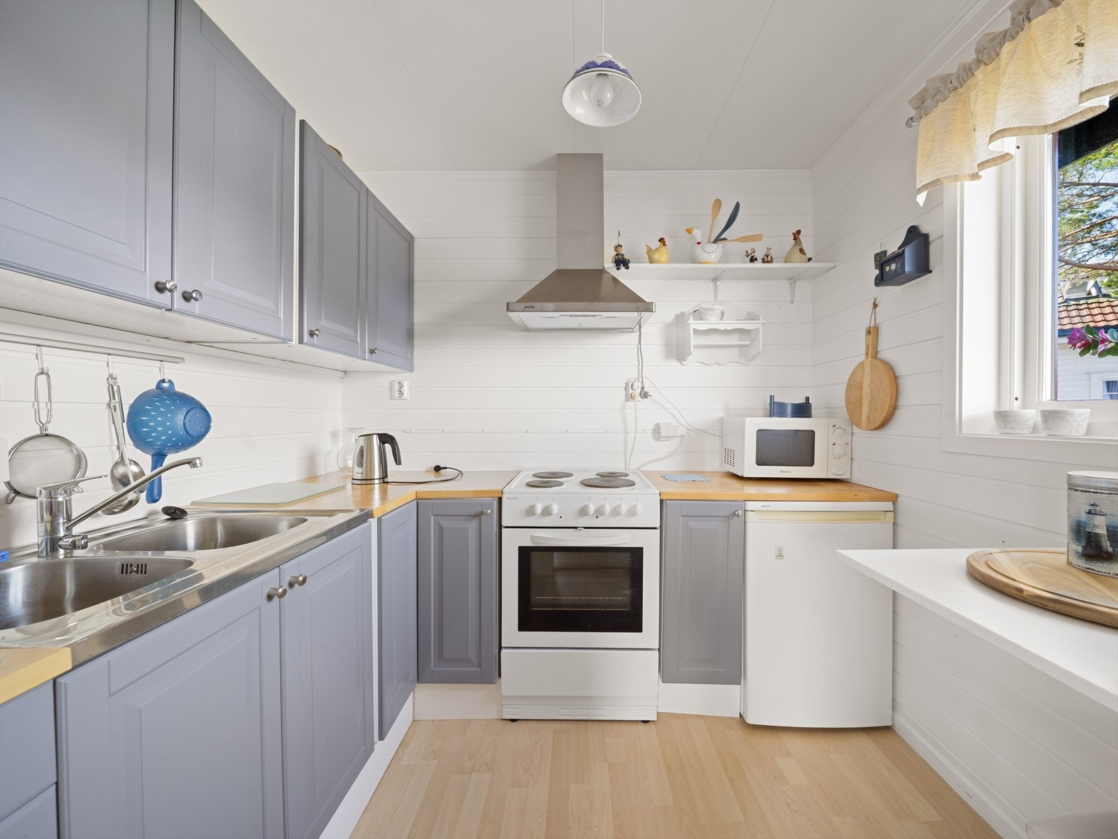 Kjøkkenet har innredning med profilerte fronter og benkeplate av laminat. Galleribilde