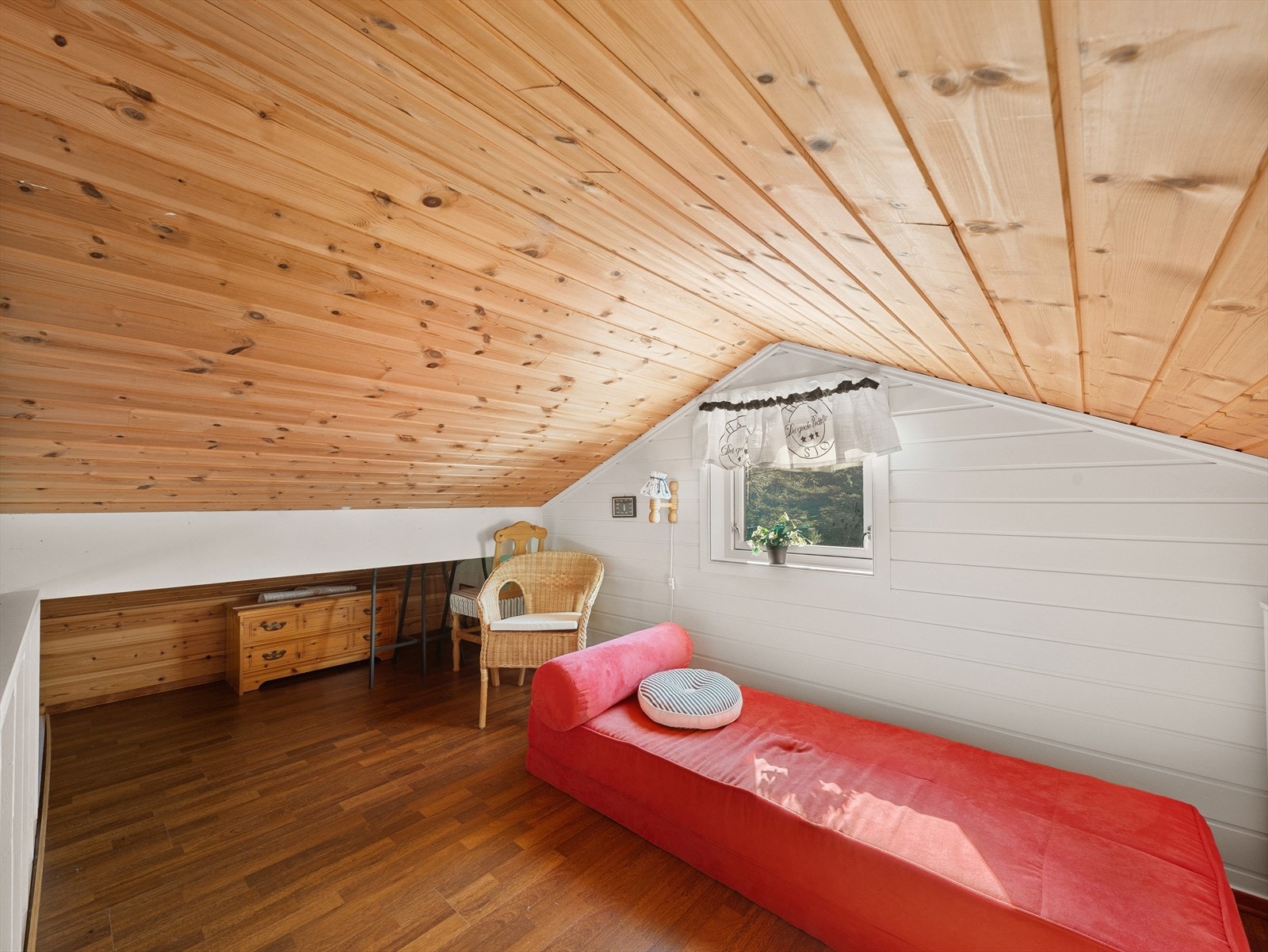 Hemsen har flere bruksmuligheter som for eksempel kontor, hobbyrom eller ekstra oppbevaringsplass. Galleribilde