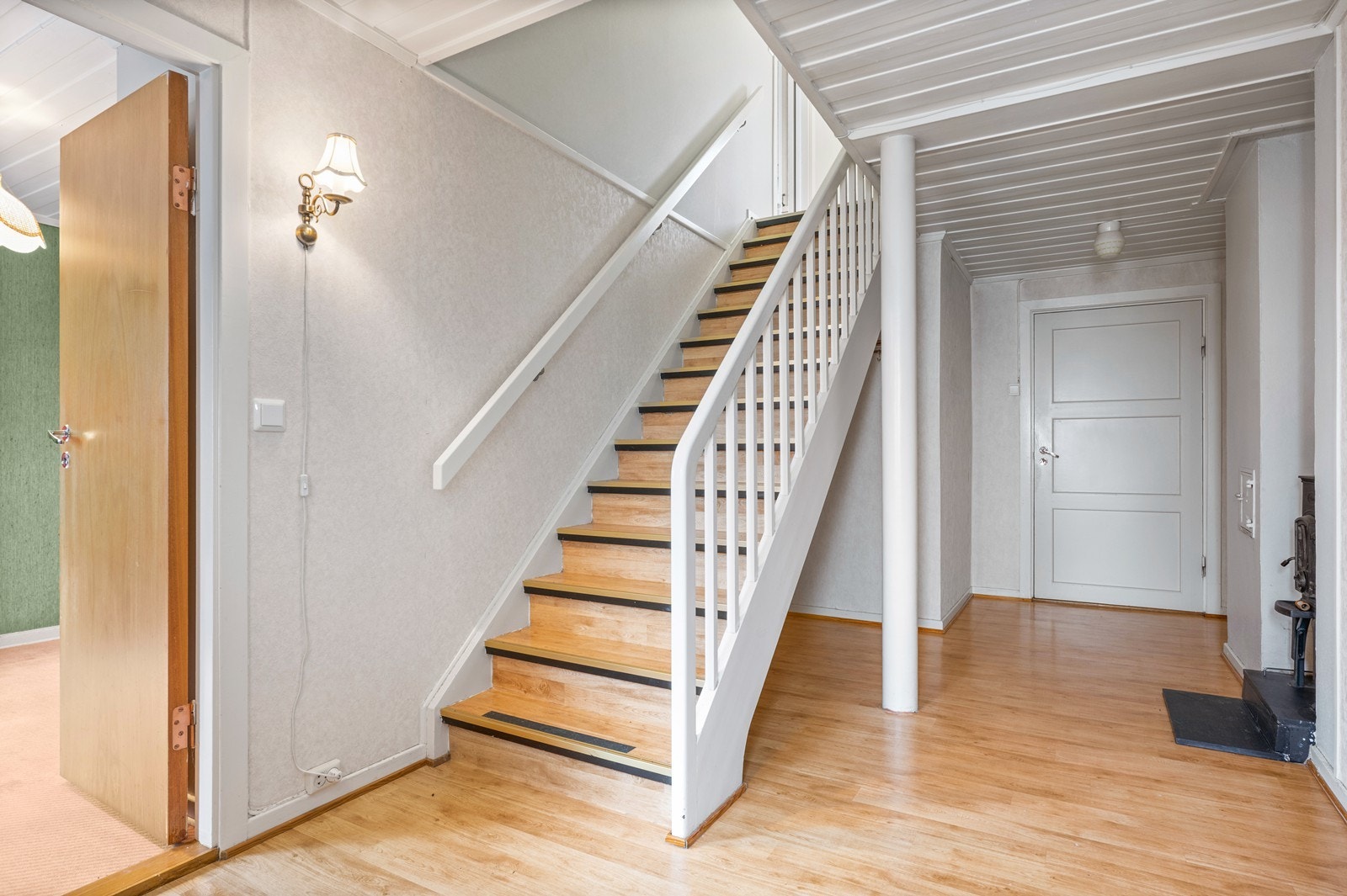 Det er malt tretrapp fra byggetiden fra underetasjen og opp til 1. etasje. Galleribilde