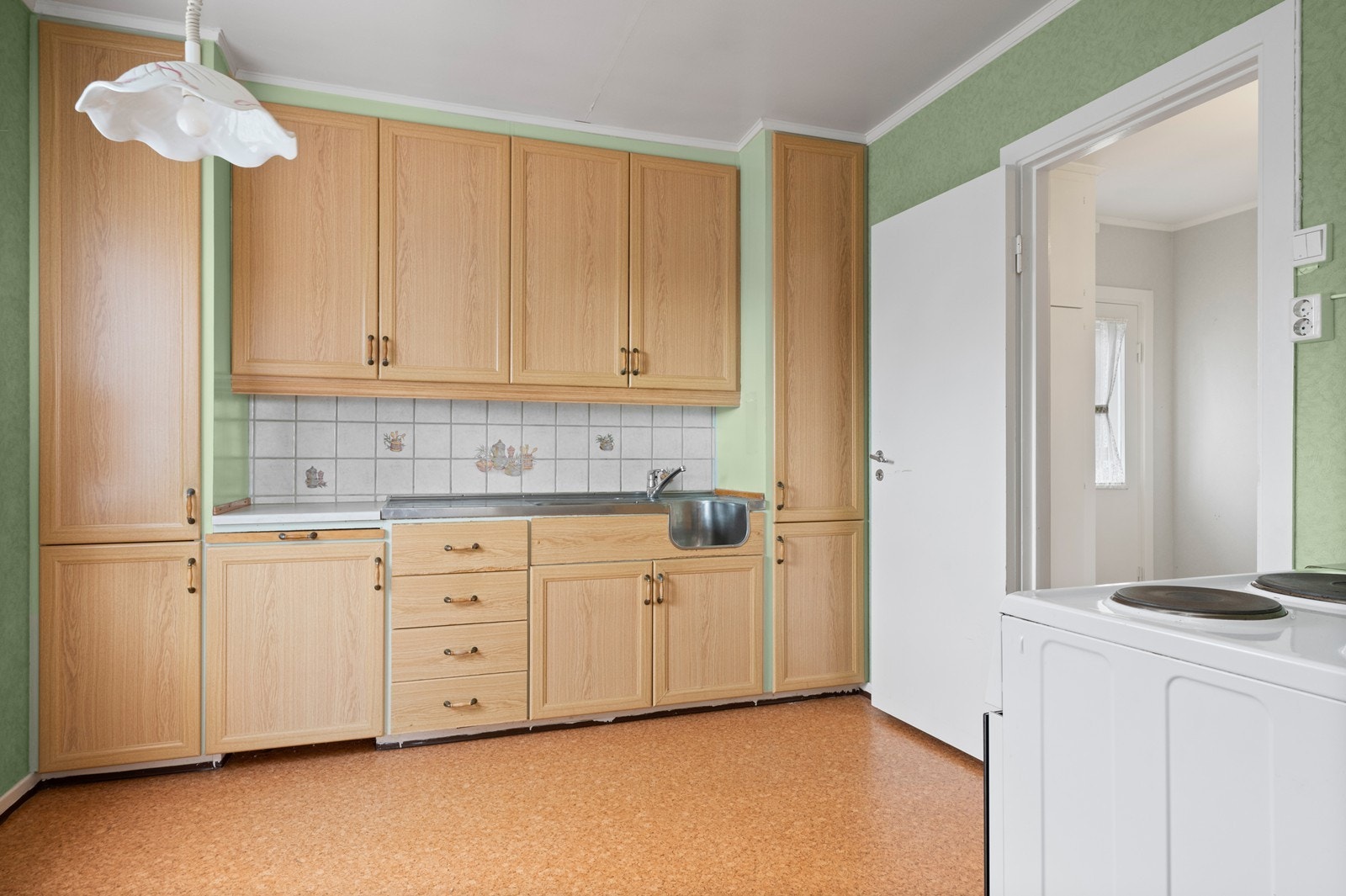 Kjøkkeninnredningen er fra byggetiden og har både over- og underskap, med laminat benkeplate. Galleribilde