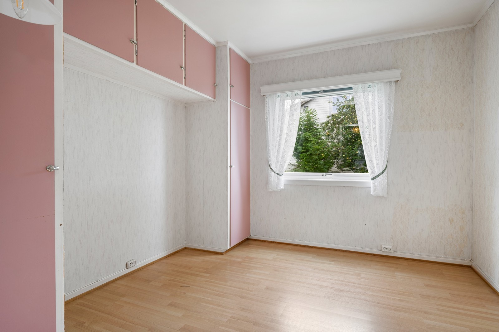Hovedsoverommet ligger i boligens 1. etasje, og har innebygd garderobeløsning i form av en ramme rundt sengen. Galleribilde