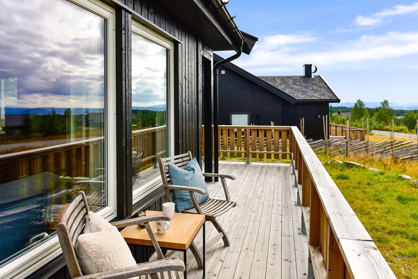 Terrassen går rundt to sider av boligen Galleribilde