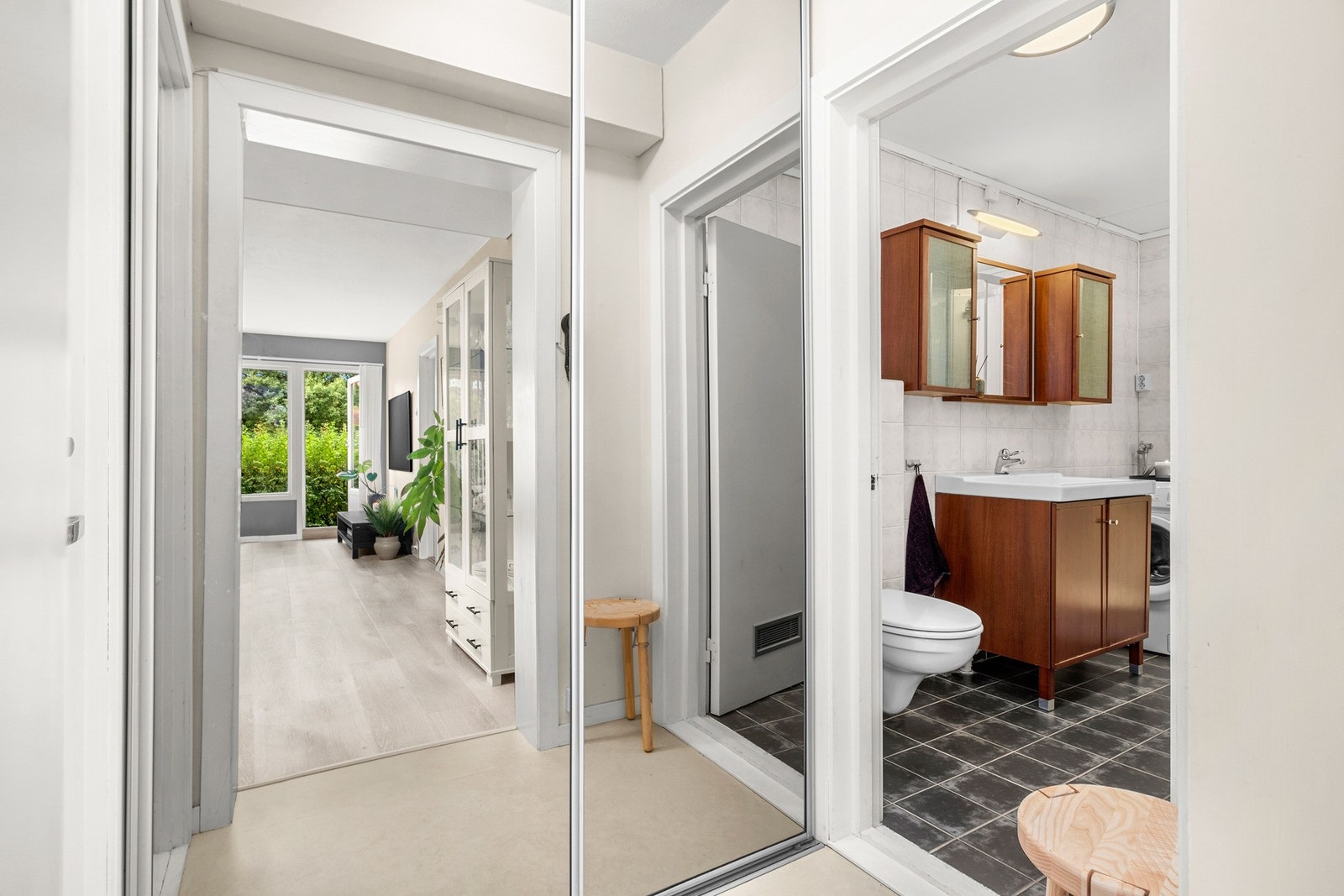 Entré med skyvedørsgarderobe Galleribilde