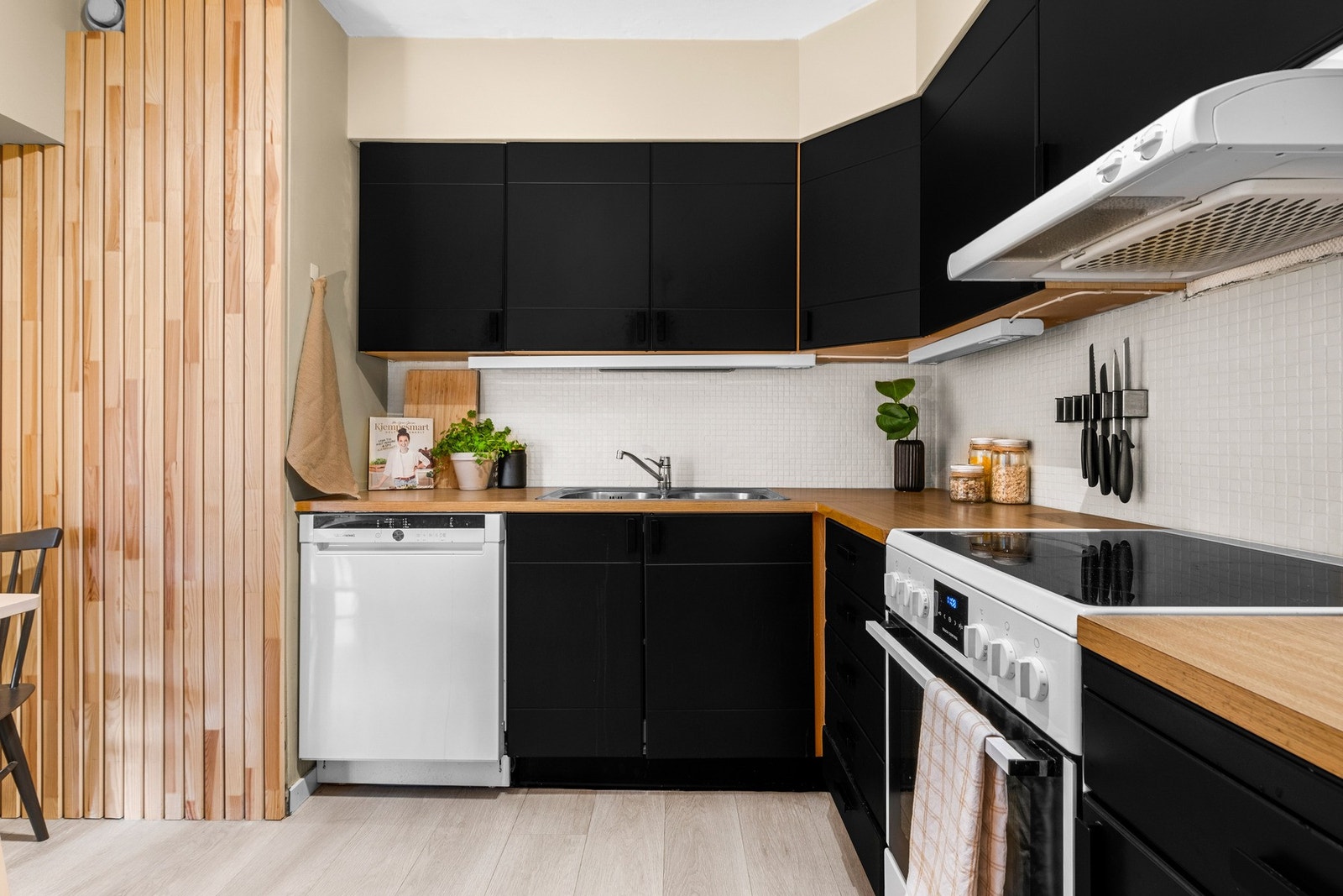 Mye skap- og benkeplass Galleribilde