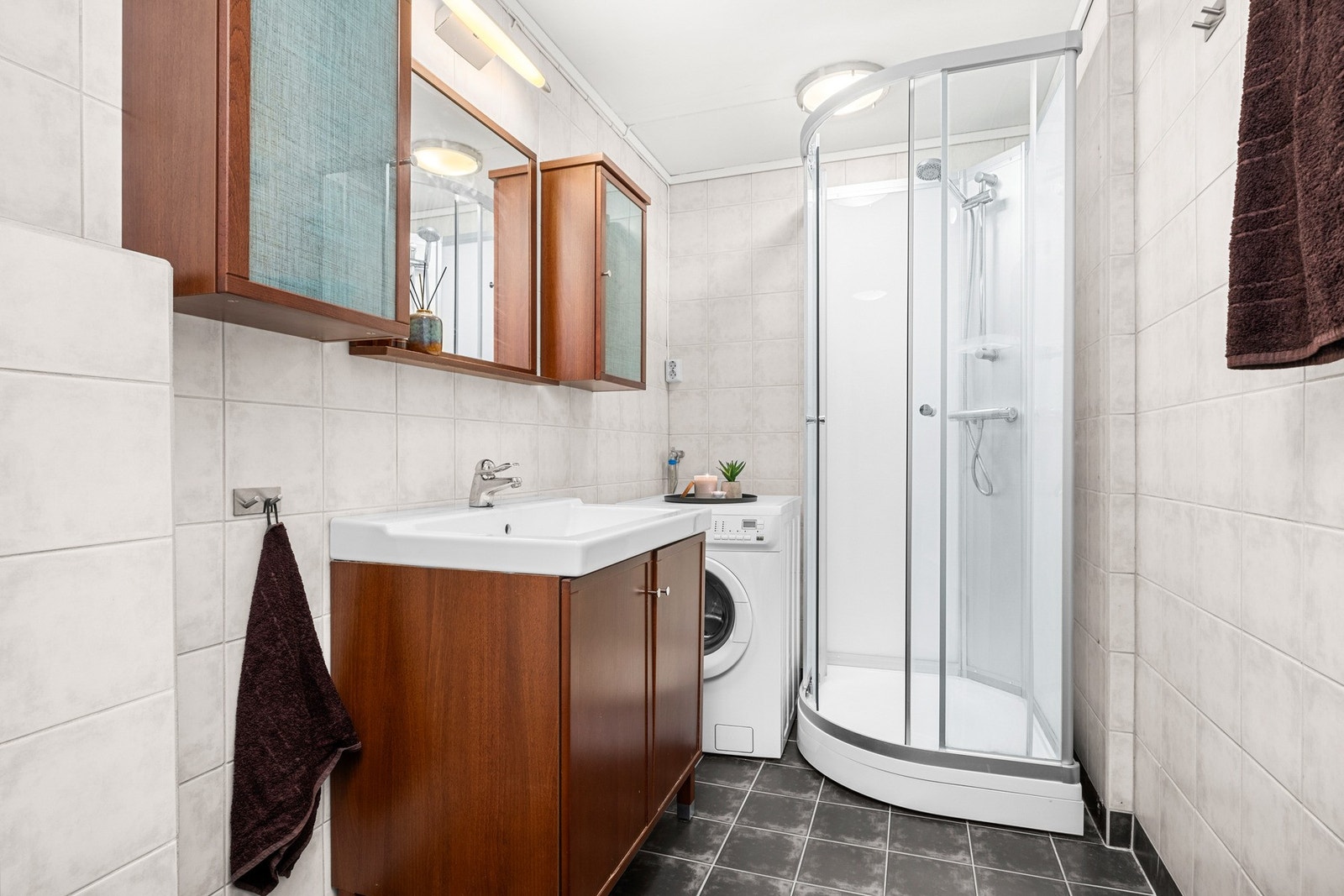 Flott flislagt bad med varmekabler og opplegg for vaskemaskin Galleribilde