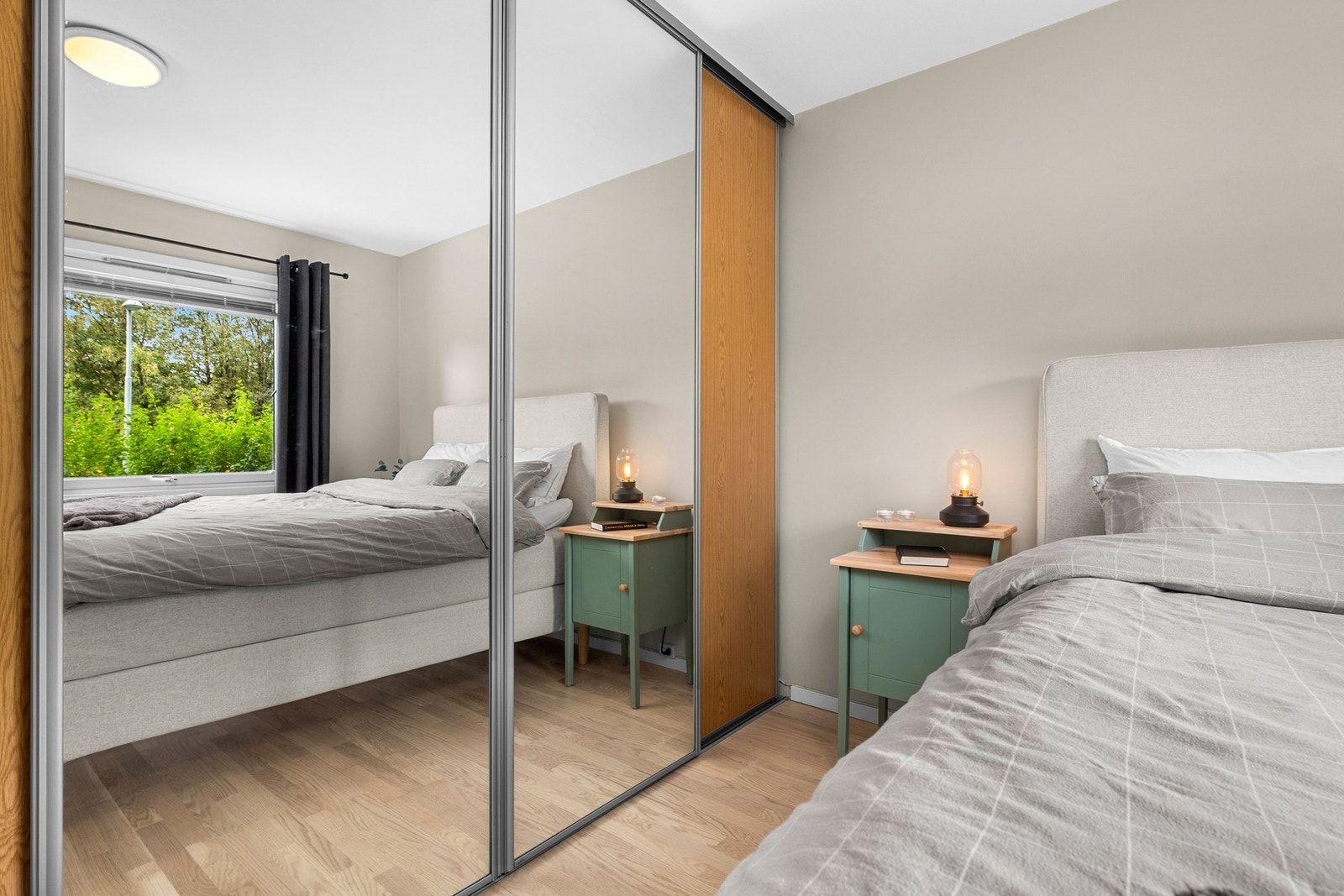 God plass til dobbeltseng, nattbord og skyvedørsgarderobe Galleribilde