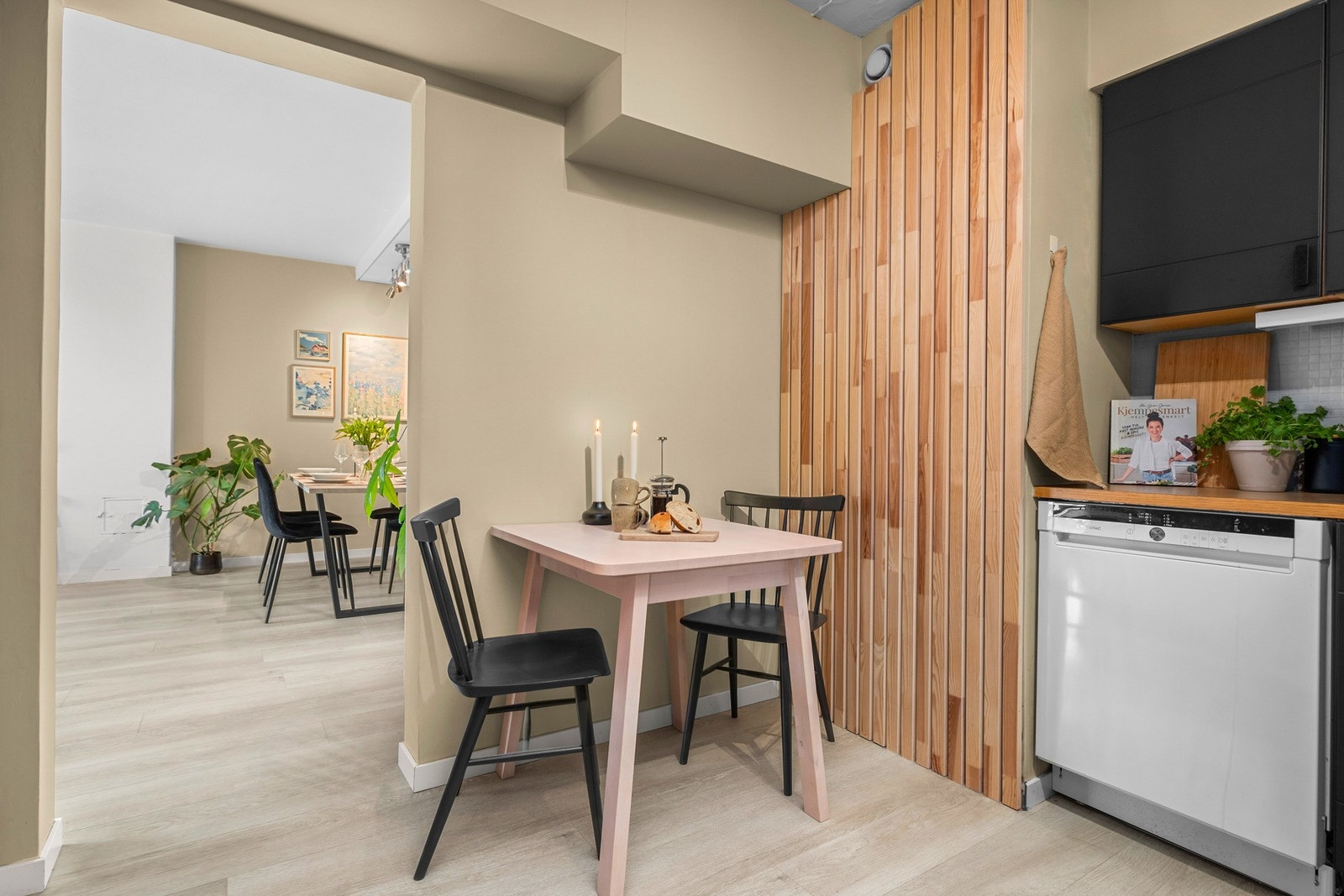 Flott kjøkken med spilevegg og sorte fronter Galleribilde